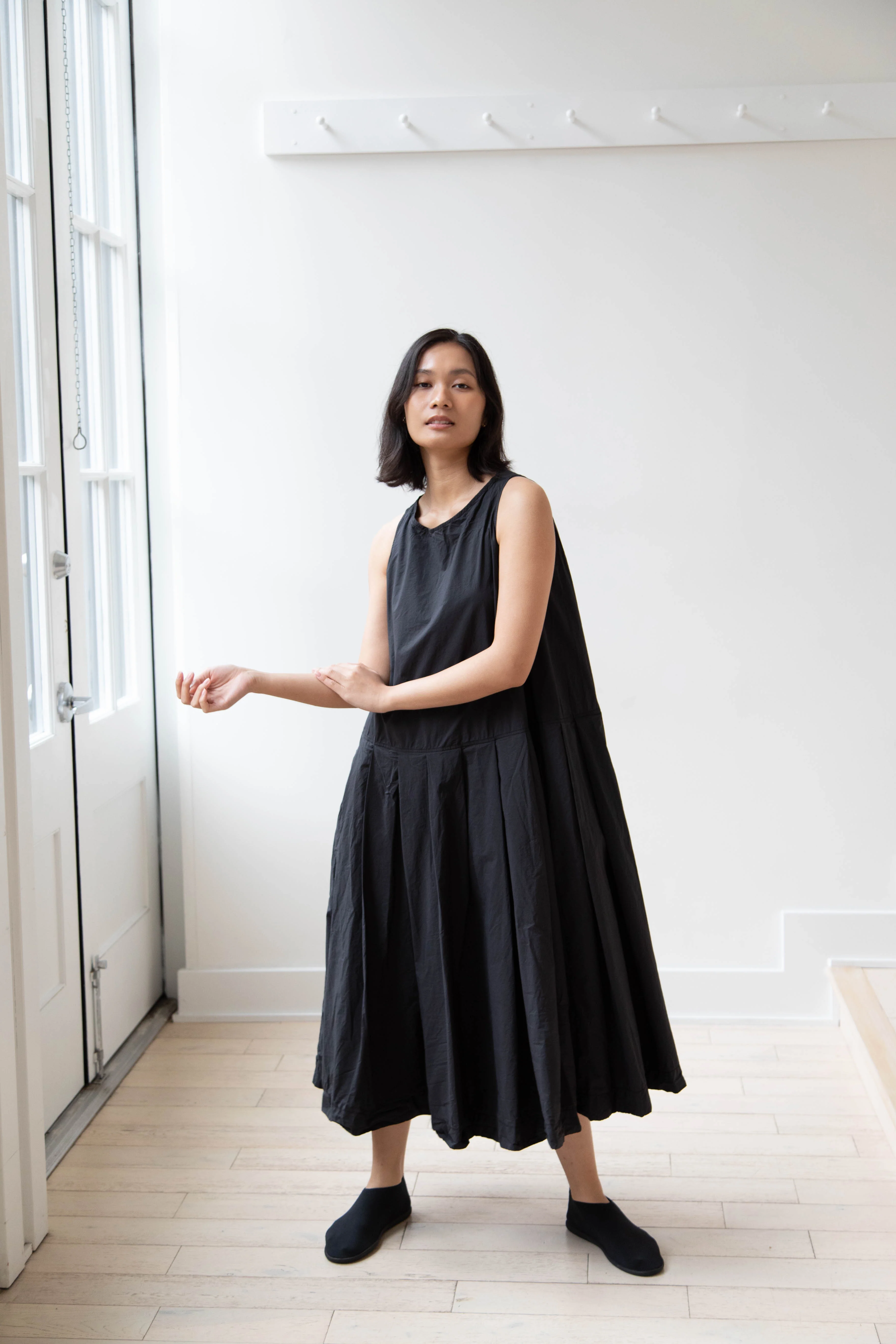 Album di Famiglia | Pleated Sleeveless Dress in Black - Image 12