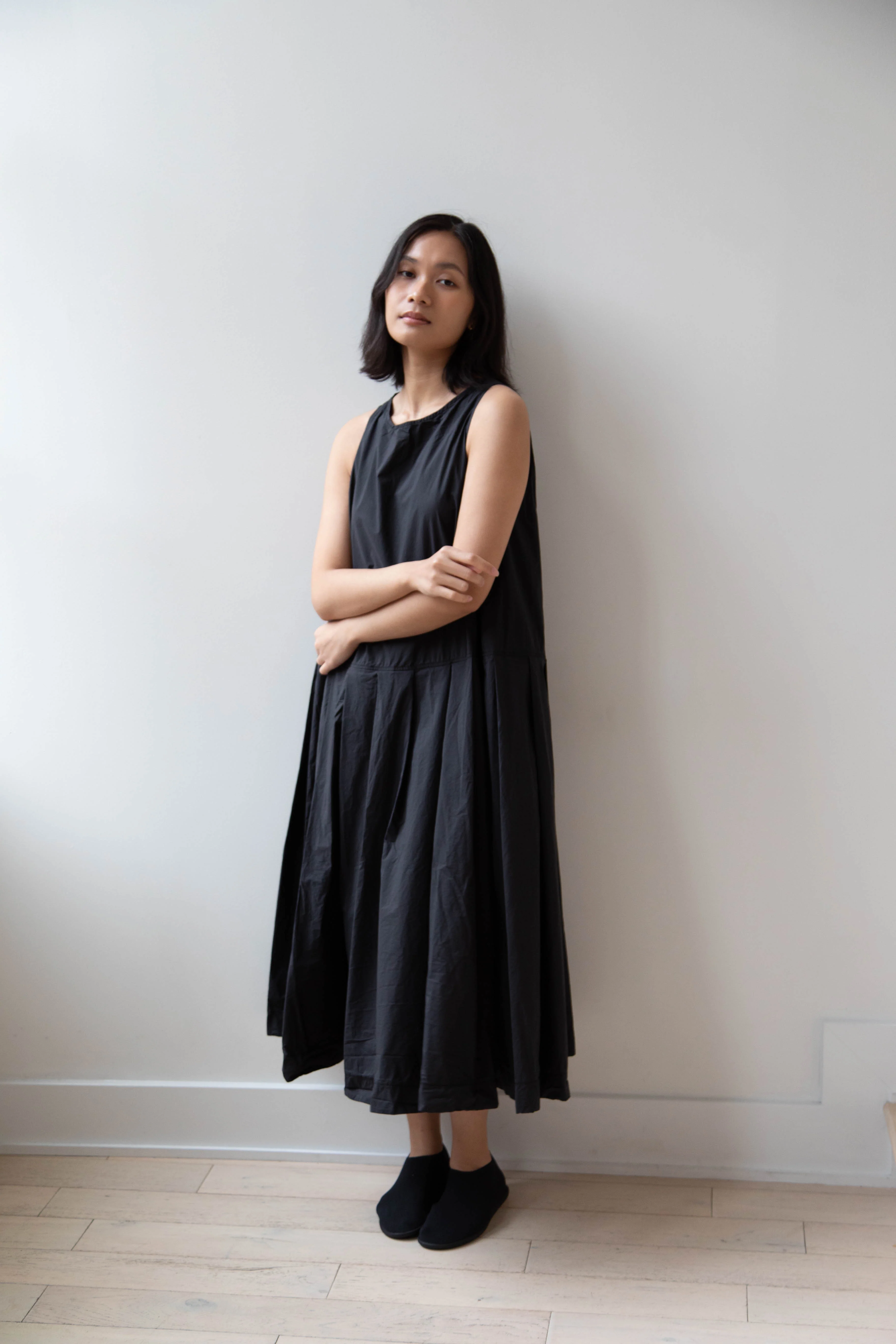 Album di Famiglia | Pleated Sleeveless Dress in Black - Image 2