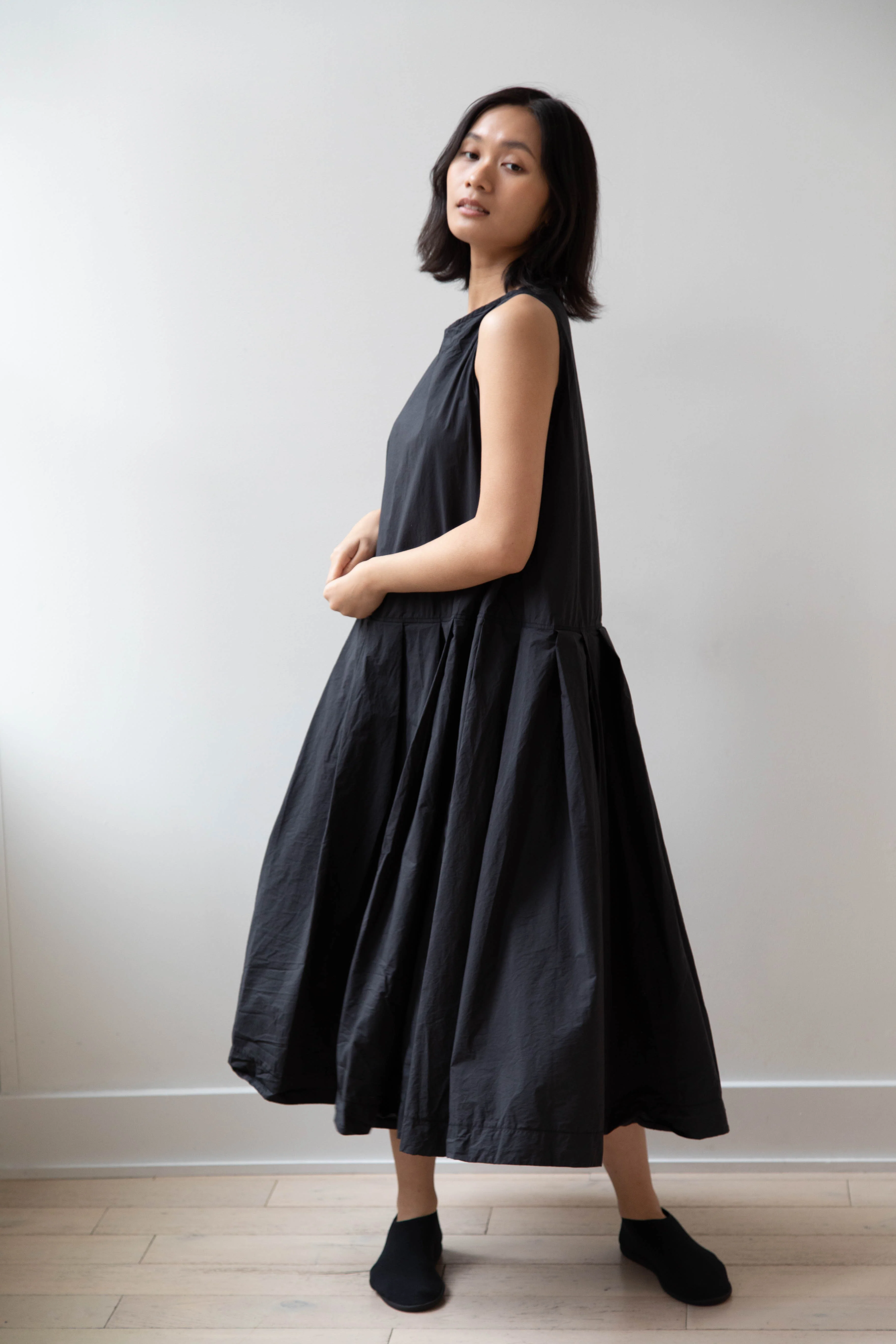Album di Famiglia | Pleated Sleeveless Dress in Black - Image 3