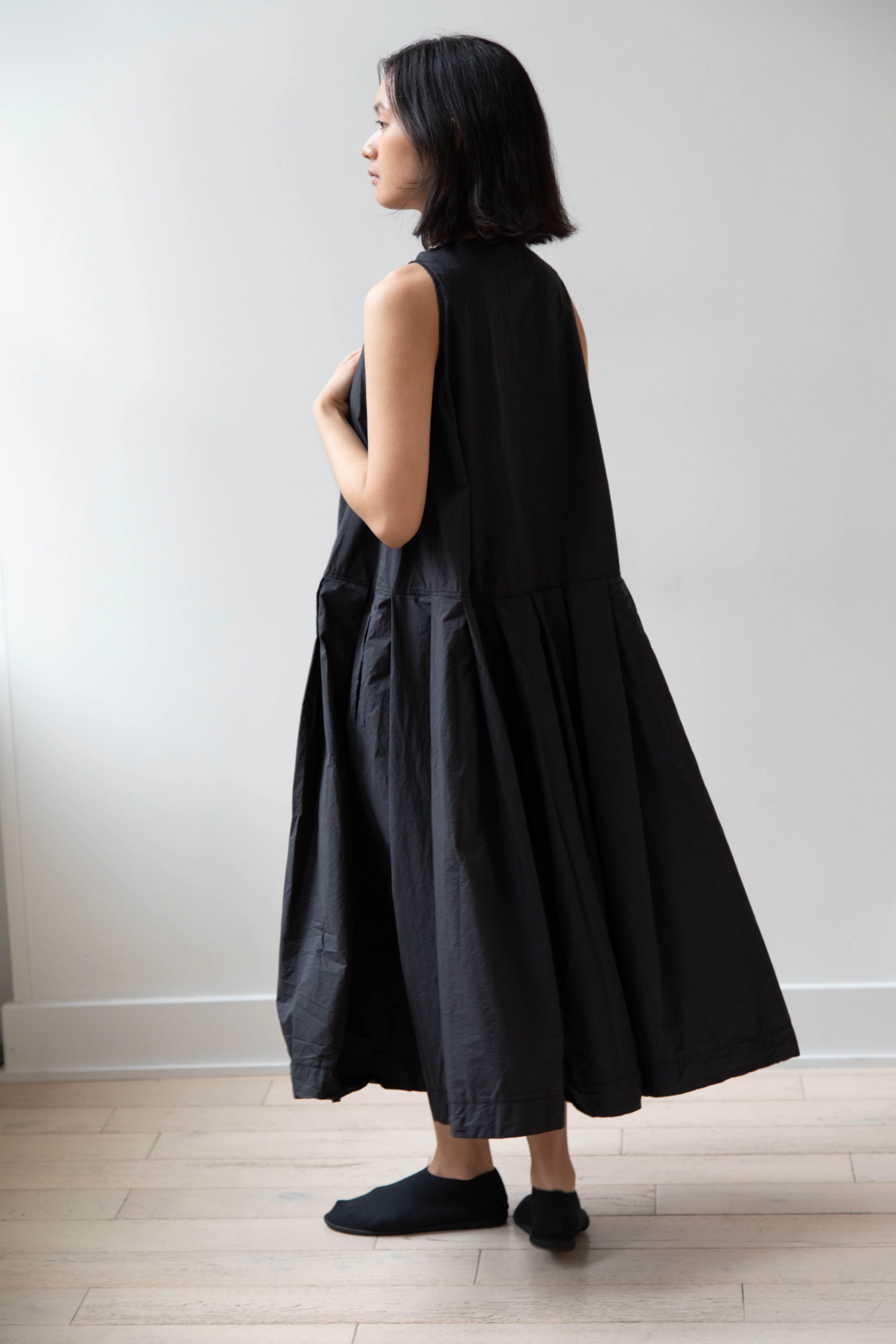 Album di Famiglia | Pleated Sleeveless Dress in Black - Image 4