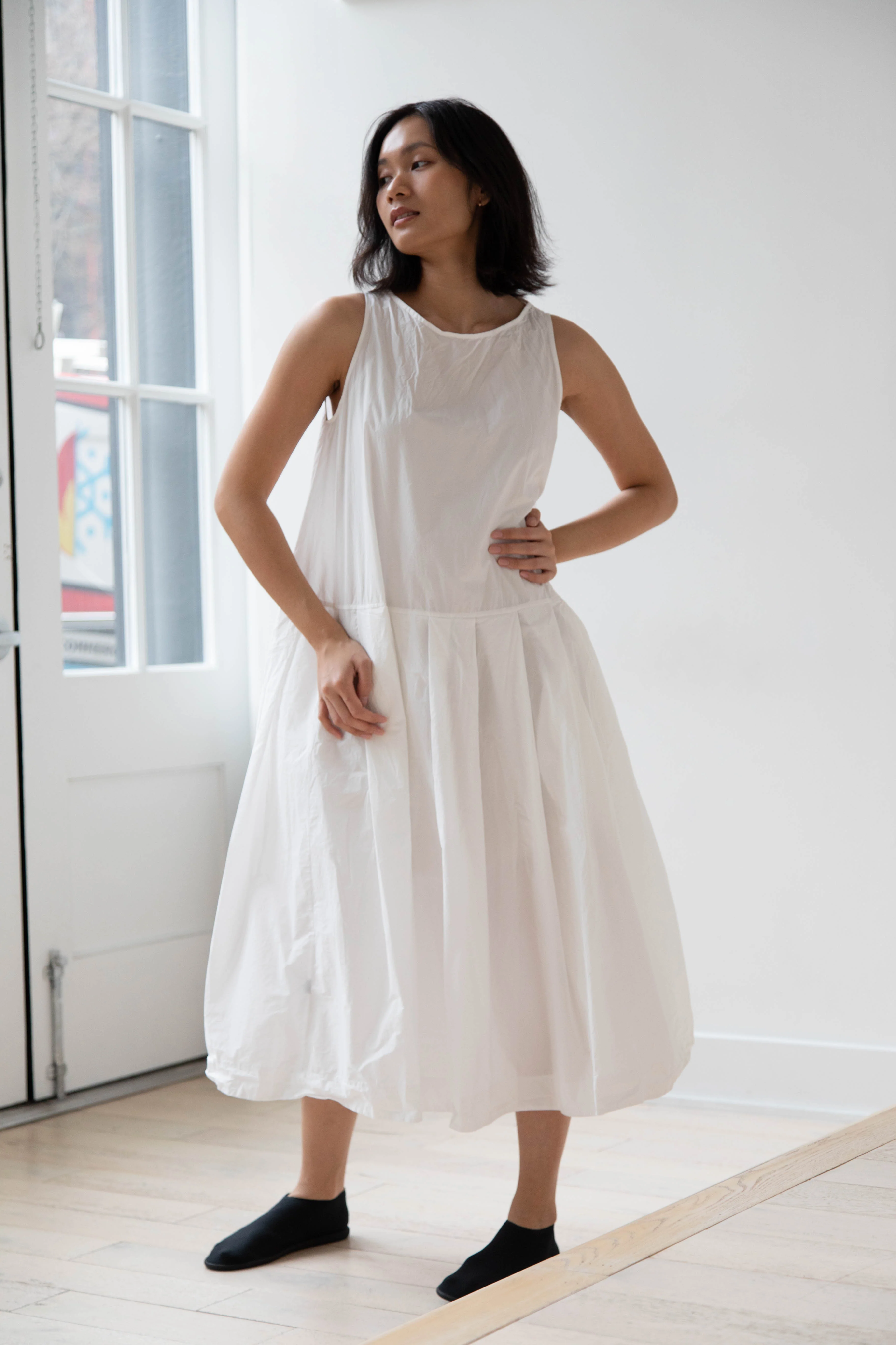 Album di Famiglia | Pleated Sleeveless Dress in Milk - Image 11