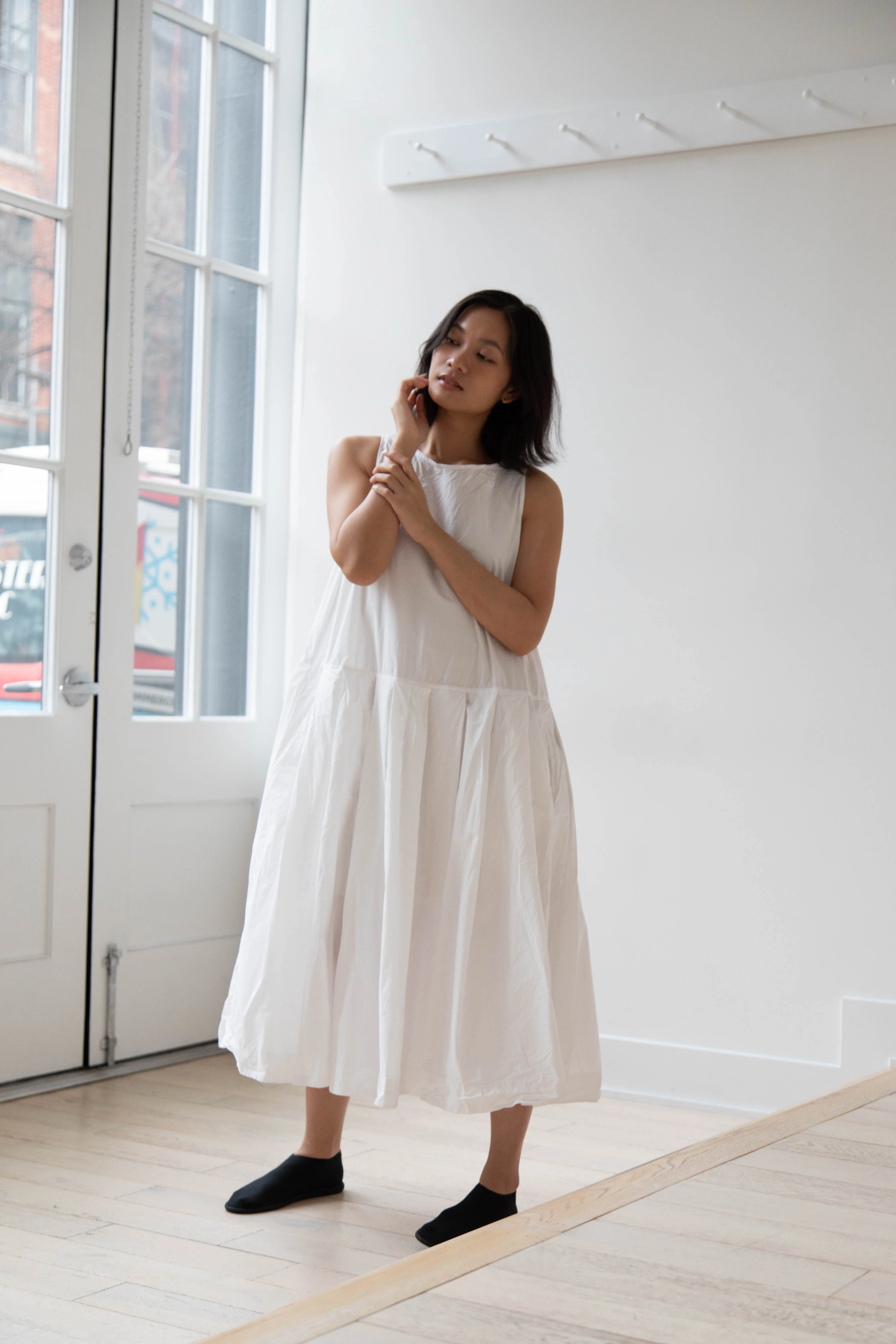 Album di Famiglia | Pleated Sleeveless Dress in Milk - Image 12