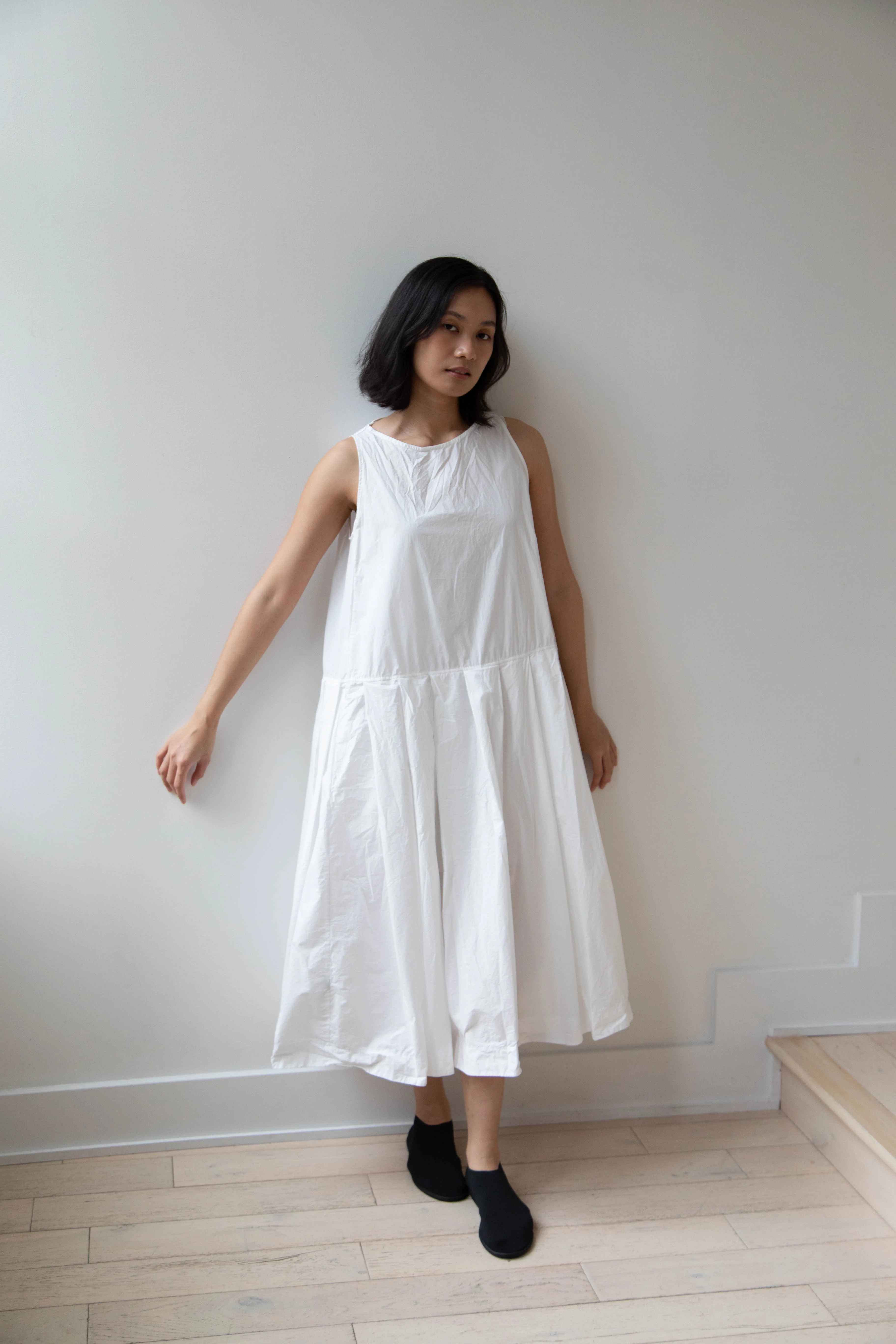 Album di Famiglia | Pleated Sleeveless Dress in Milk - Image 21