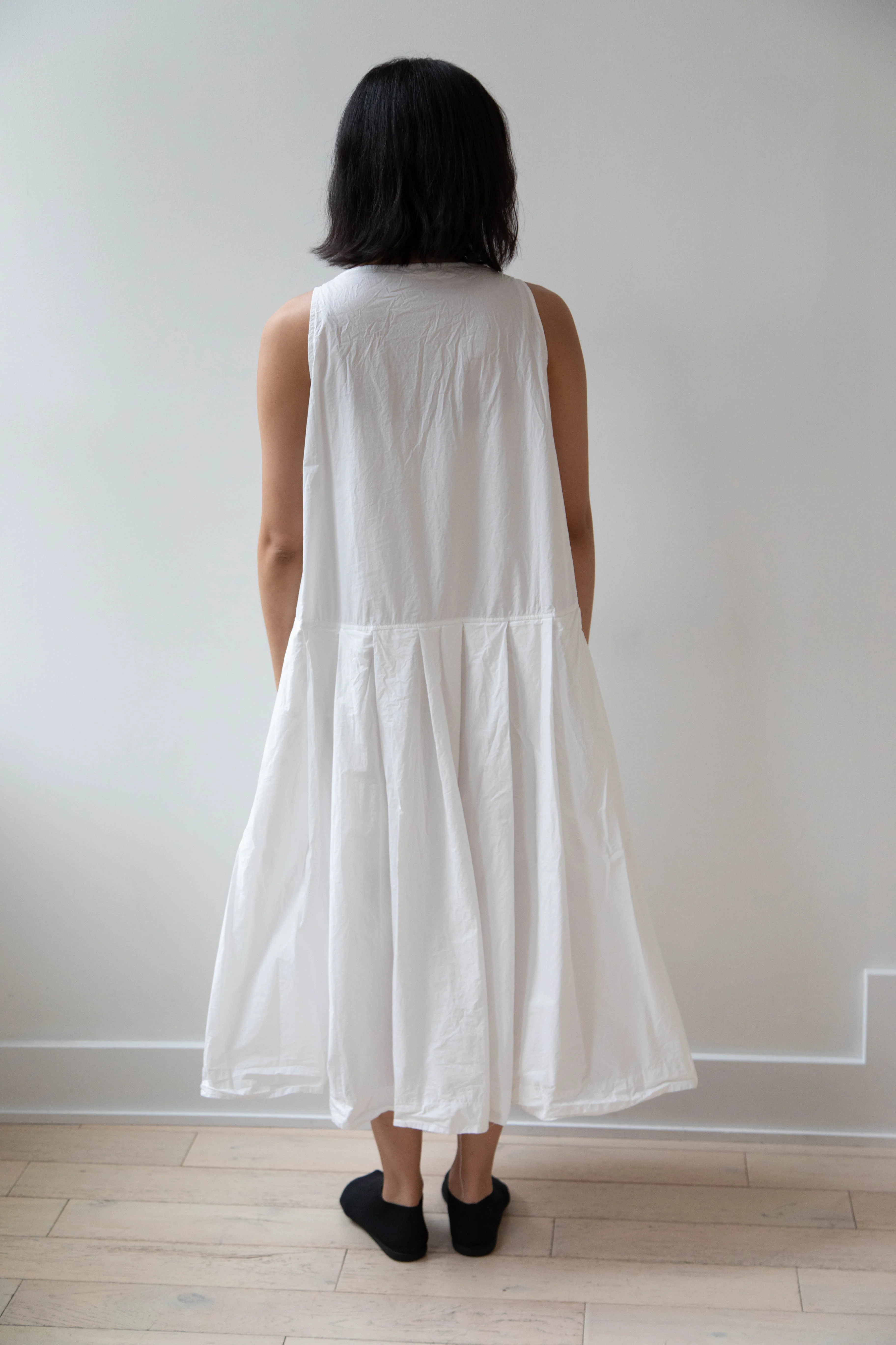 Album di Famiglia | Pleated Sleeveless Dress in Milk - Image 23