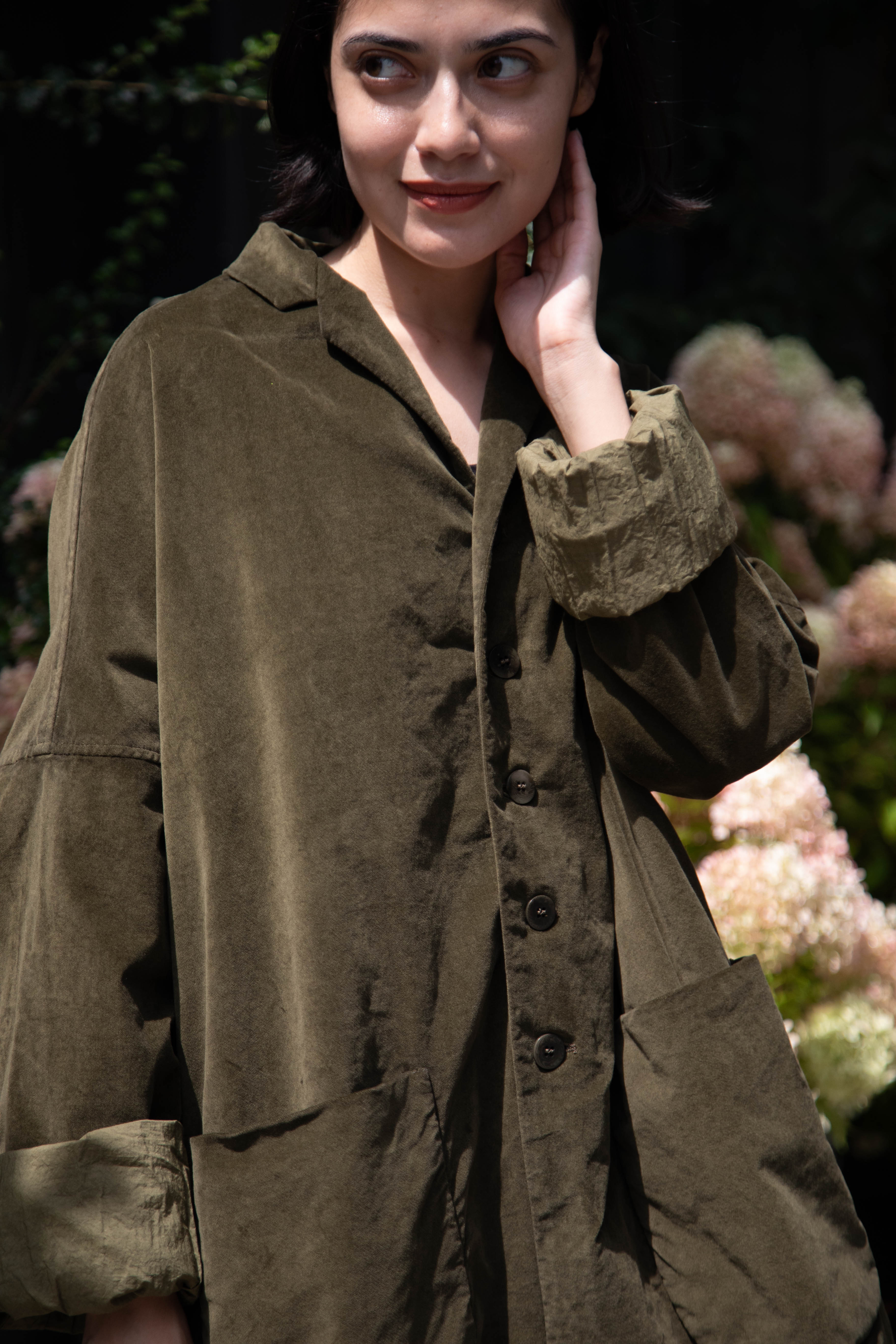 Album di Famiglia | Velvet Big Blazer in Olive - Image 16