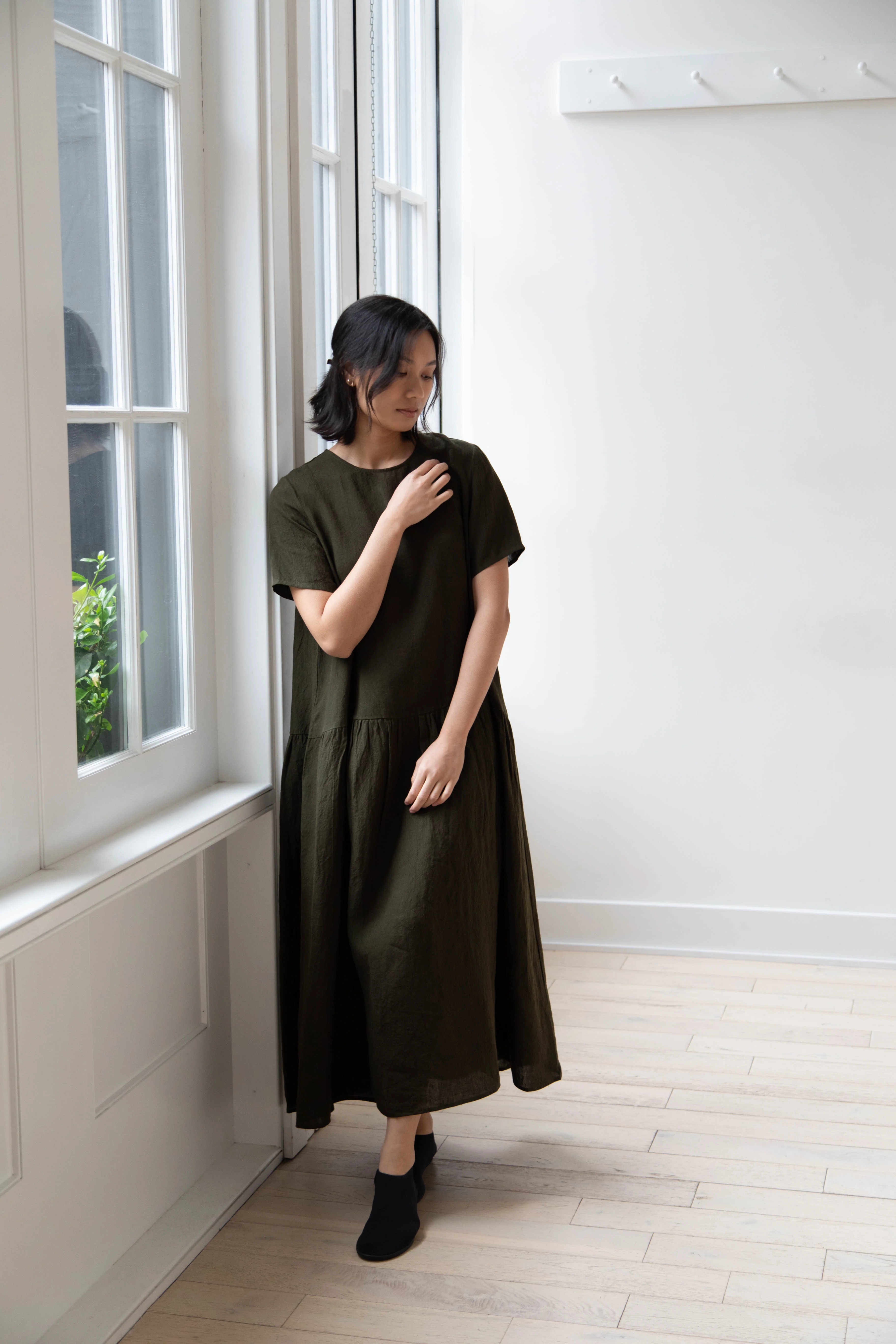 Apuntob | Linen Dress in Olive Green - Image 11