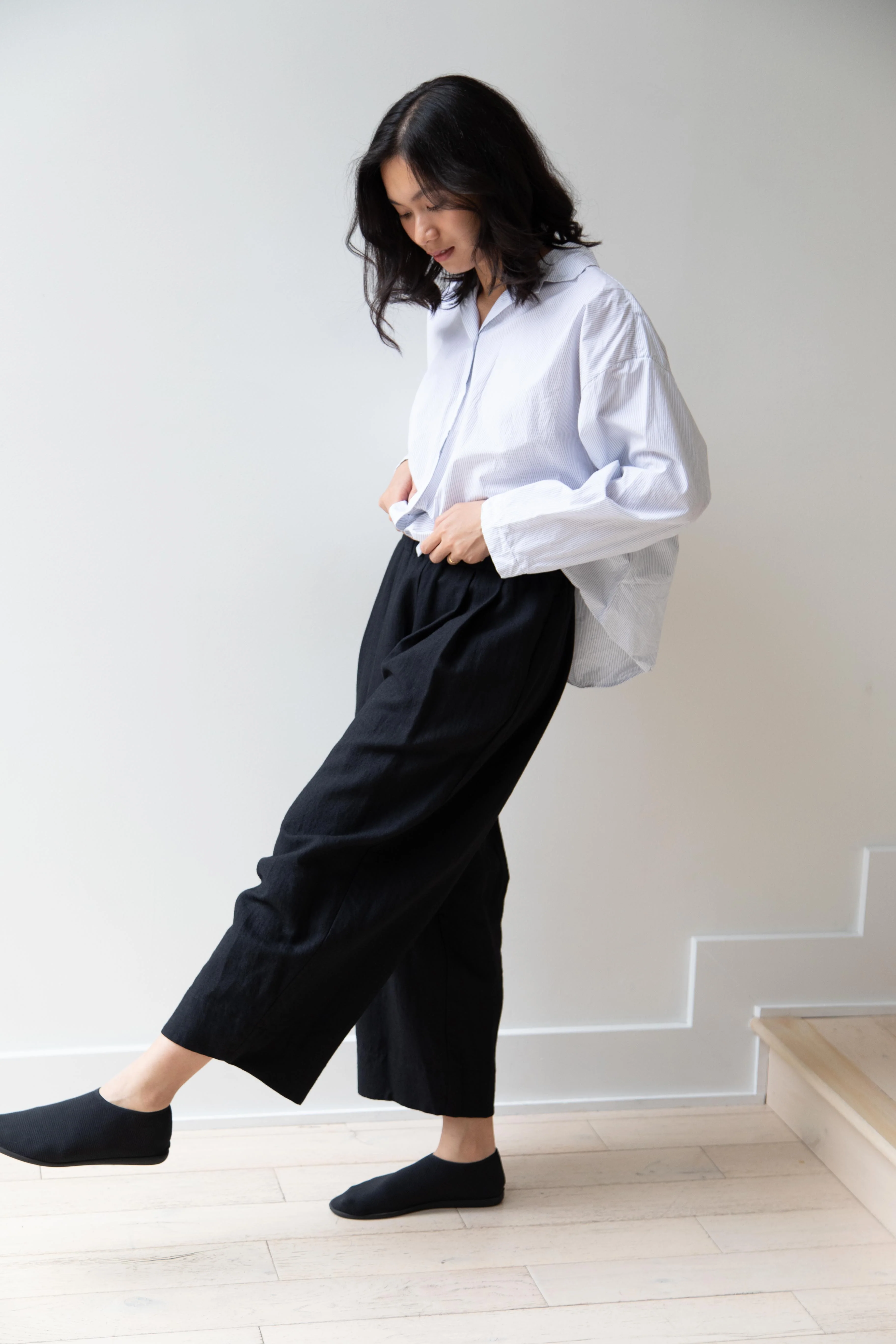 Apuntob | Pleated Linen Wool Trouser in Black - Image 10