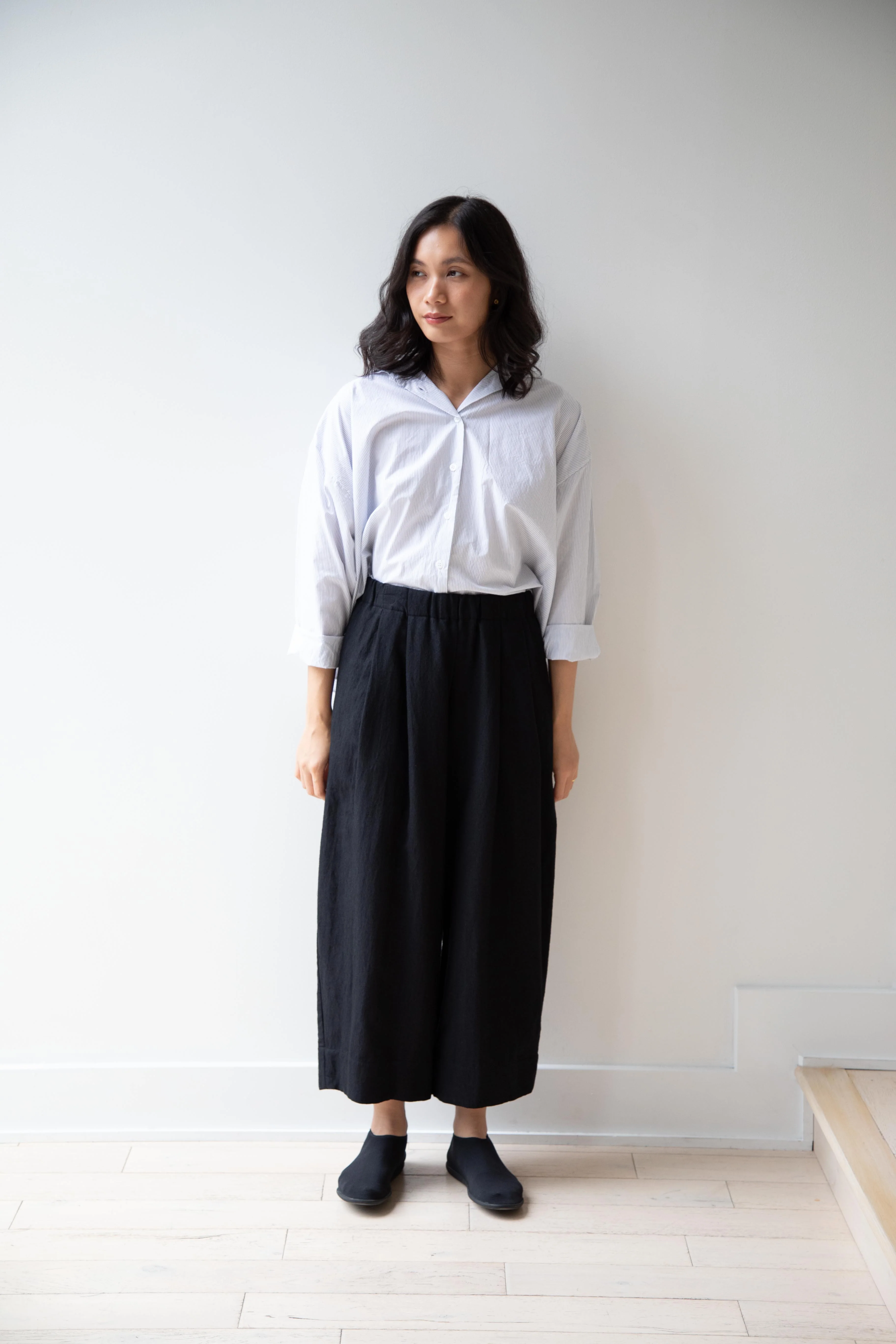 Apuntob | Pleated Linen Wool Trouser in Black - Image 25