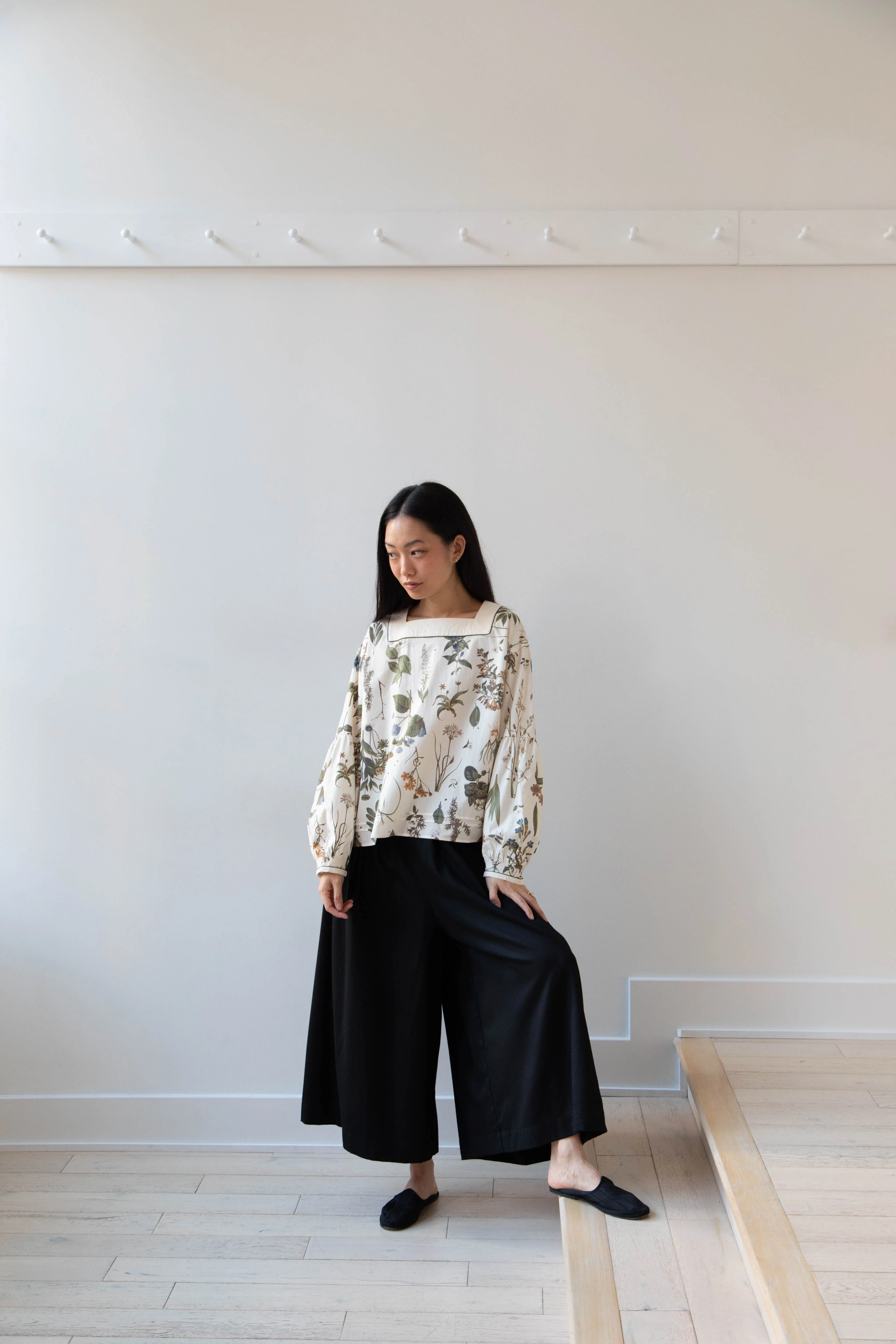 Aseedonclöud | Fog Collector's Blouse in Tea Garden Flower Print - Image 19