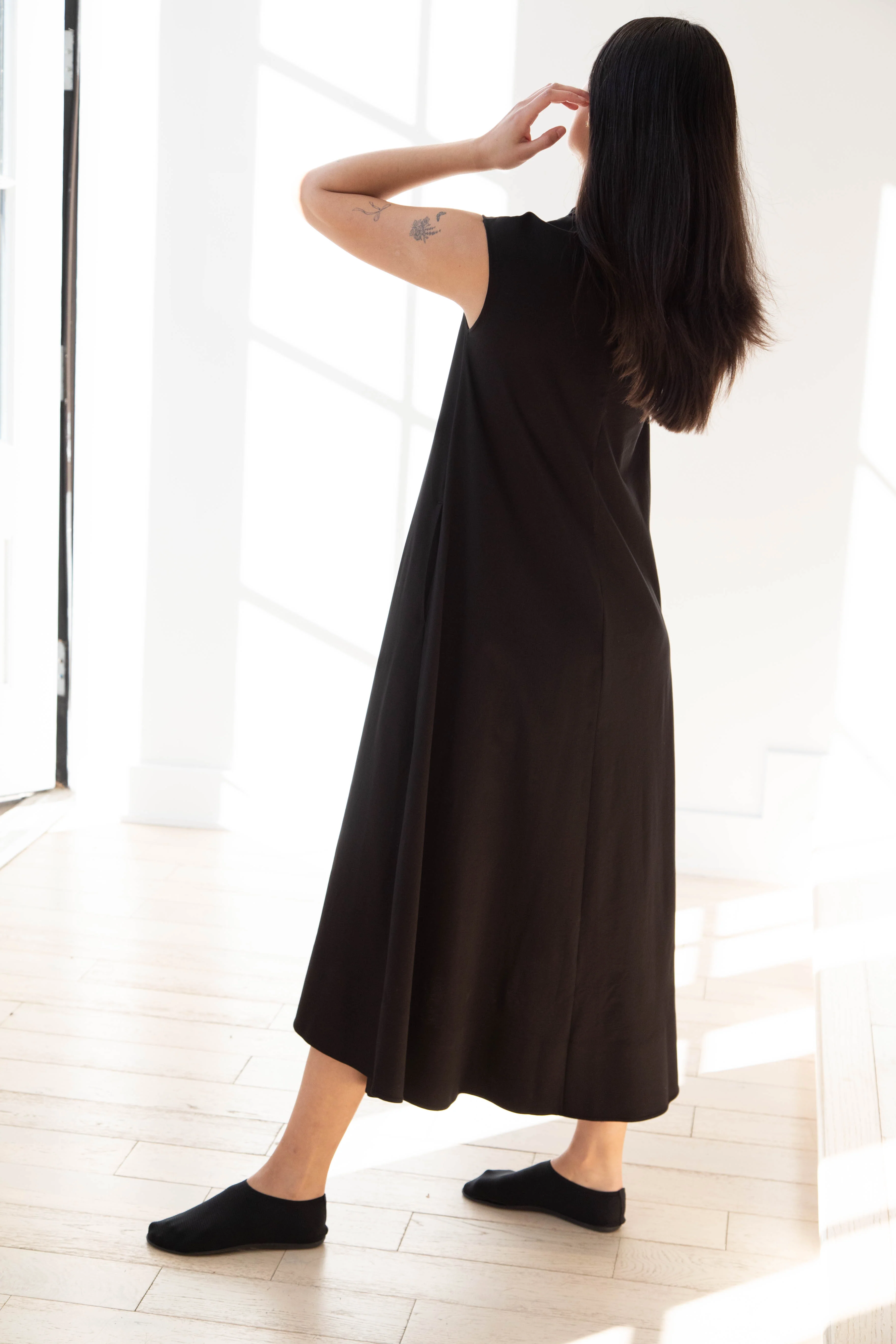 Aton | Sleeveless Dress in Black - Image 11