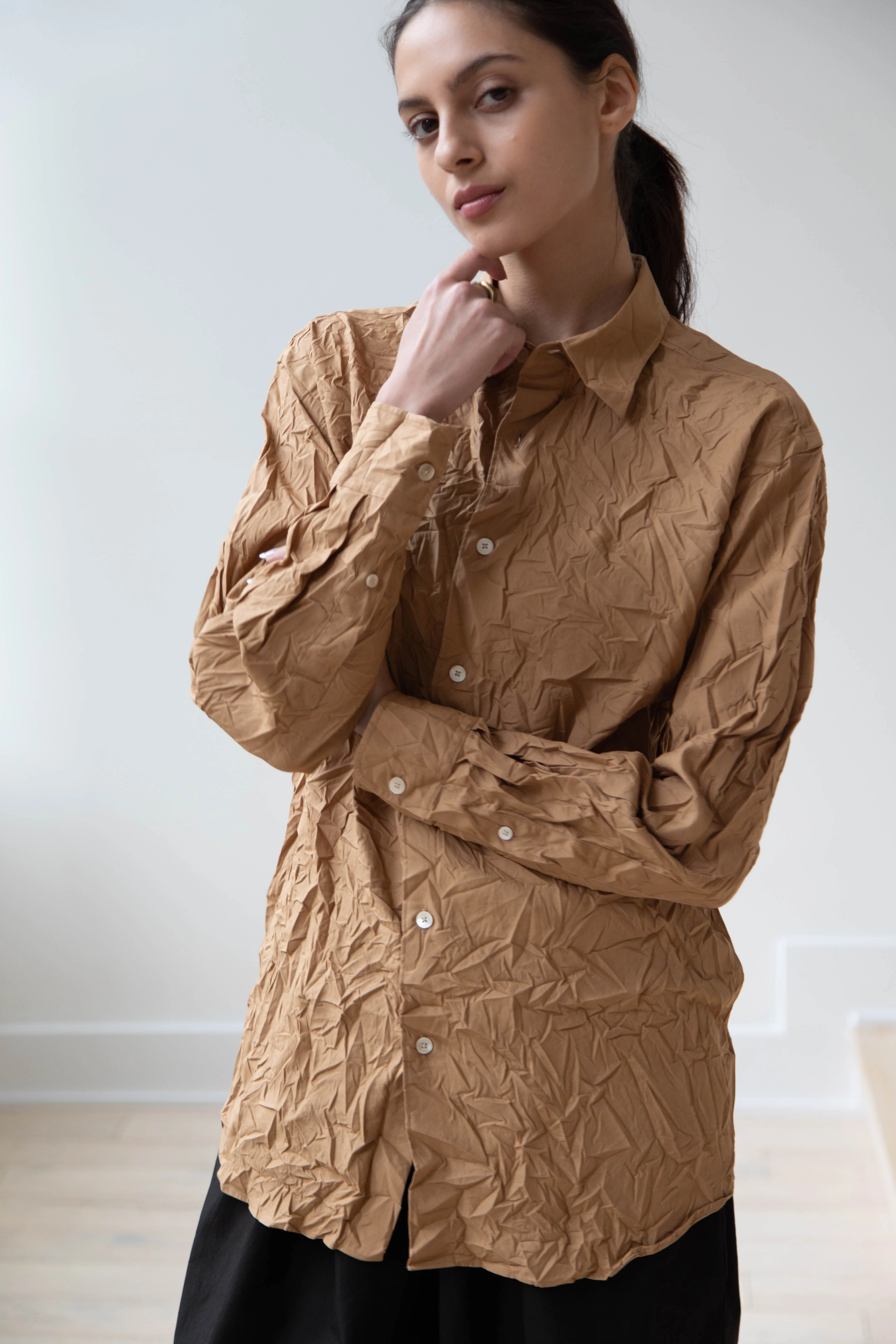 Auralee | Wrinkled Washed Finx Shirt in Brown - Image 15