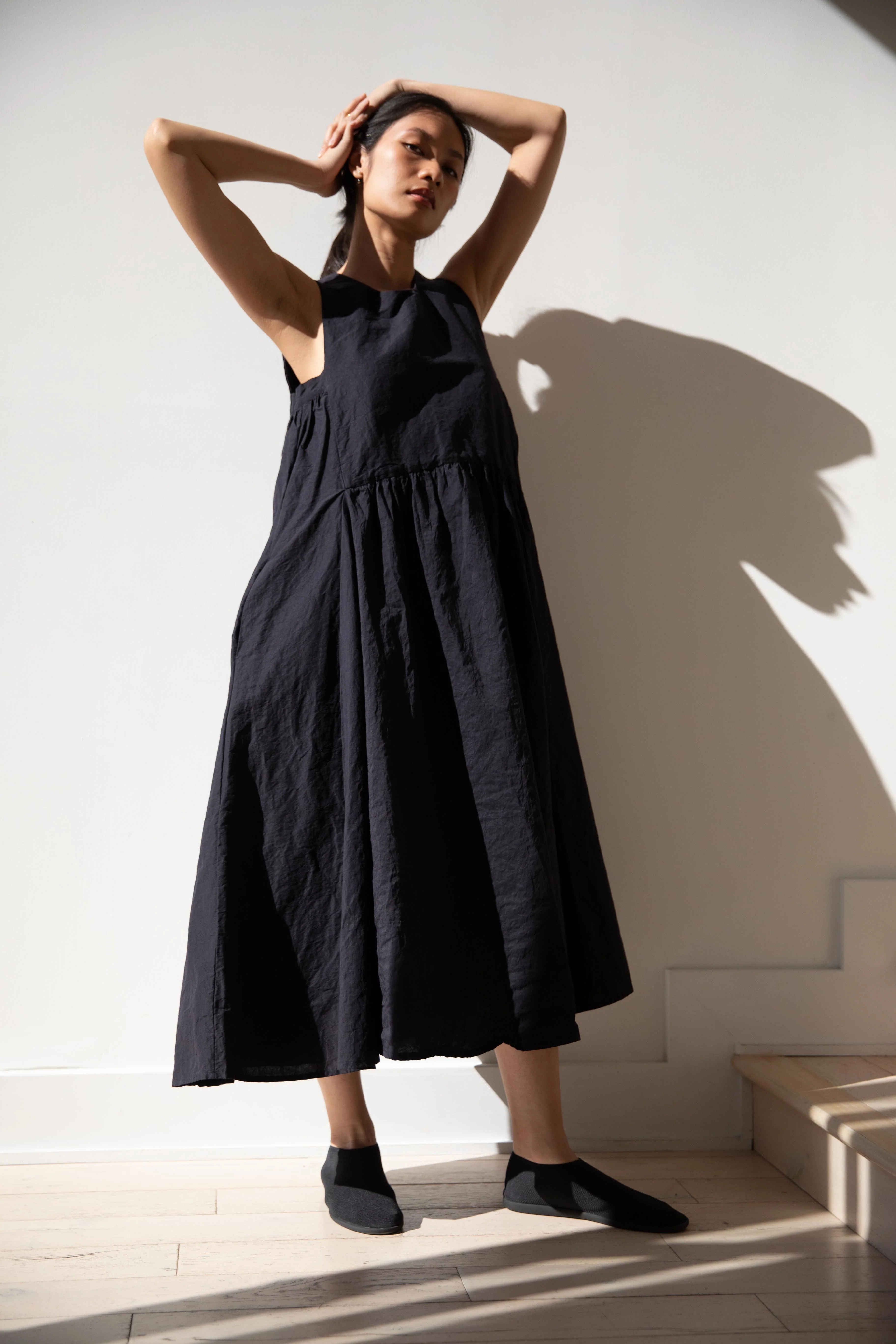 Bergfabel | Apron Dress in Midnight Cotton Linen - Image 18