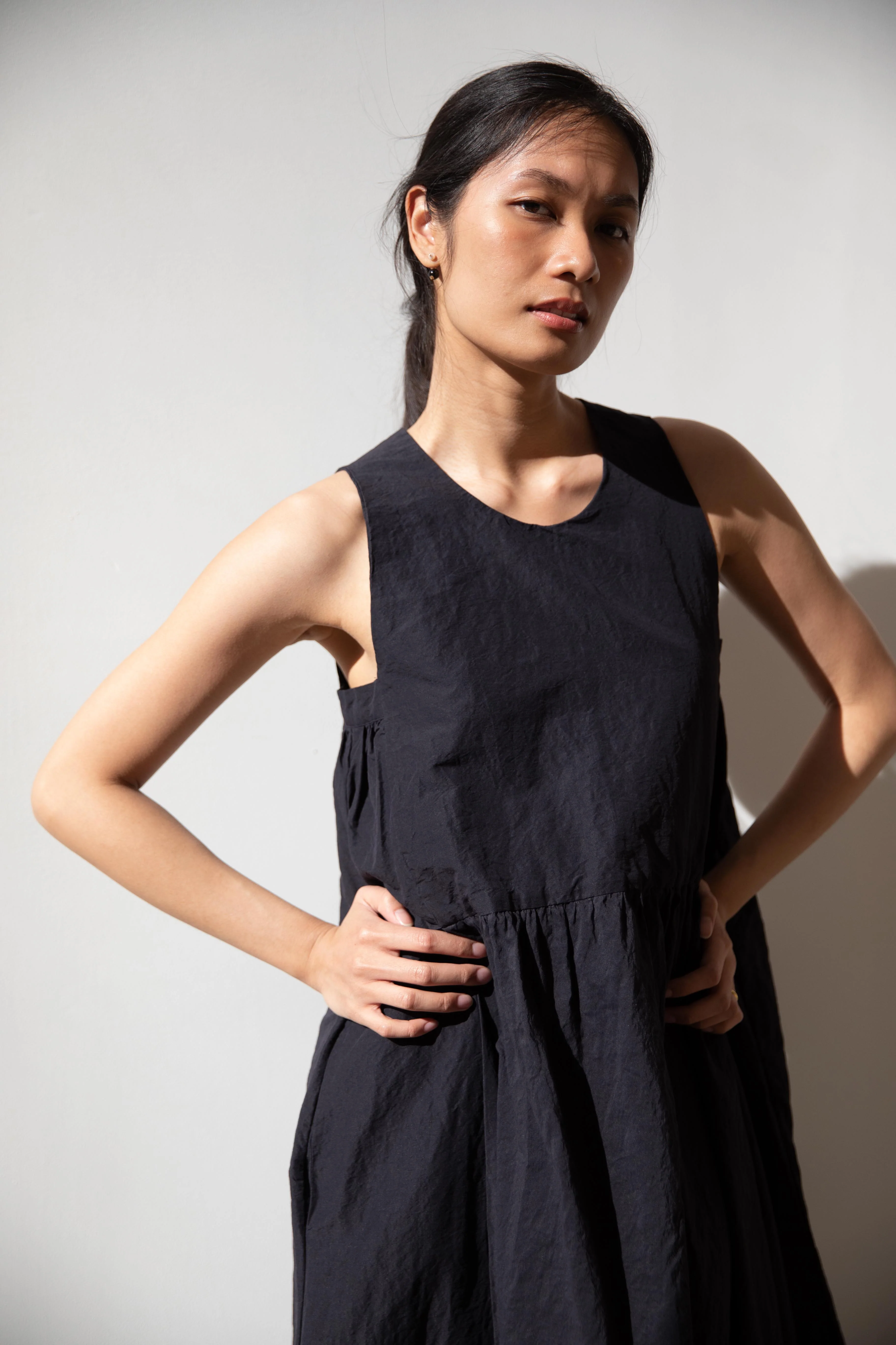 Bergfabel | Apron Dress in Midnight Cotton Linen - Image 21