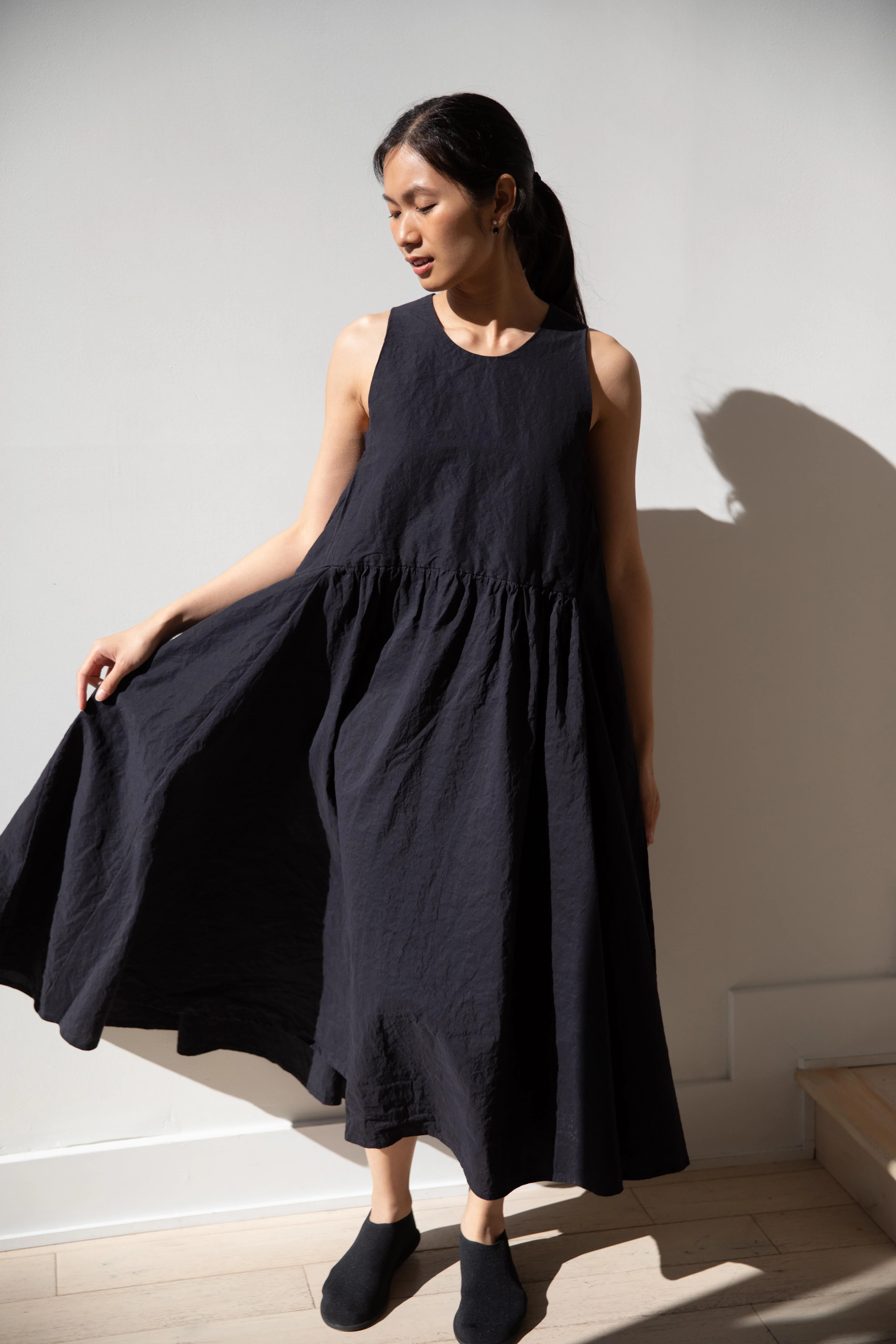 Bergfabel | Apron Dress in Midnight Cotton Linen - Image 5
