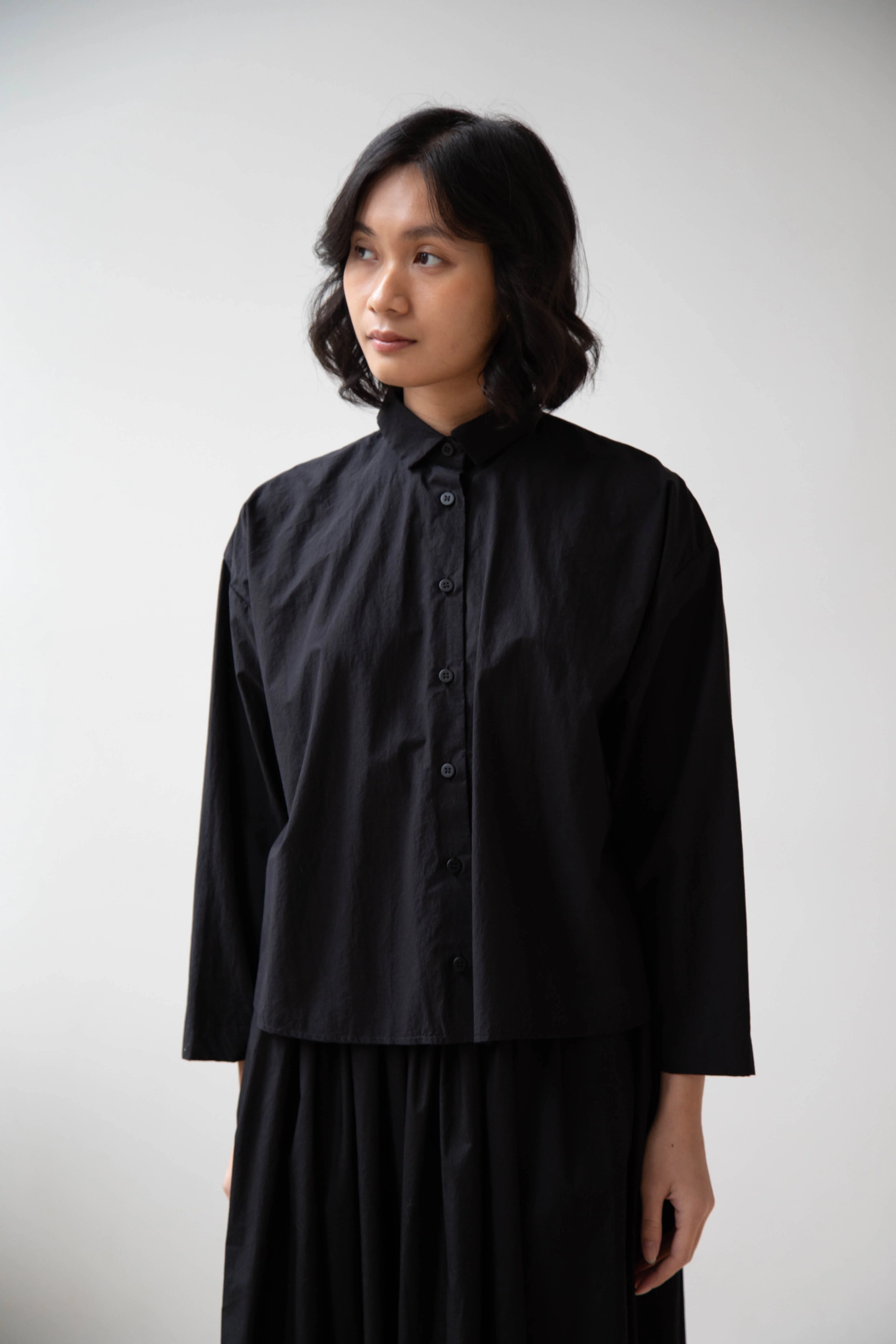 Bergfabel | Short Overshirt in Black Cotton - Image 23