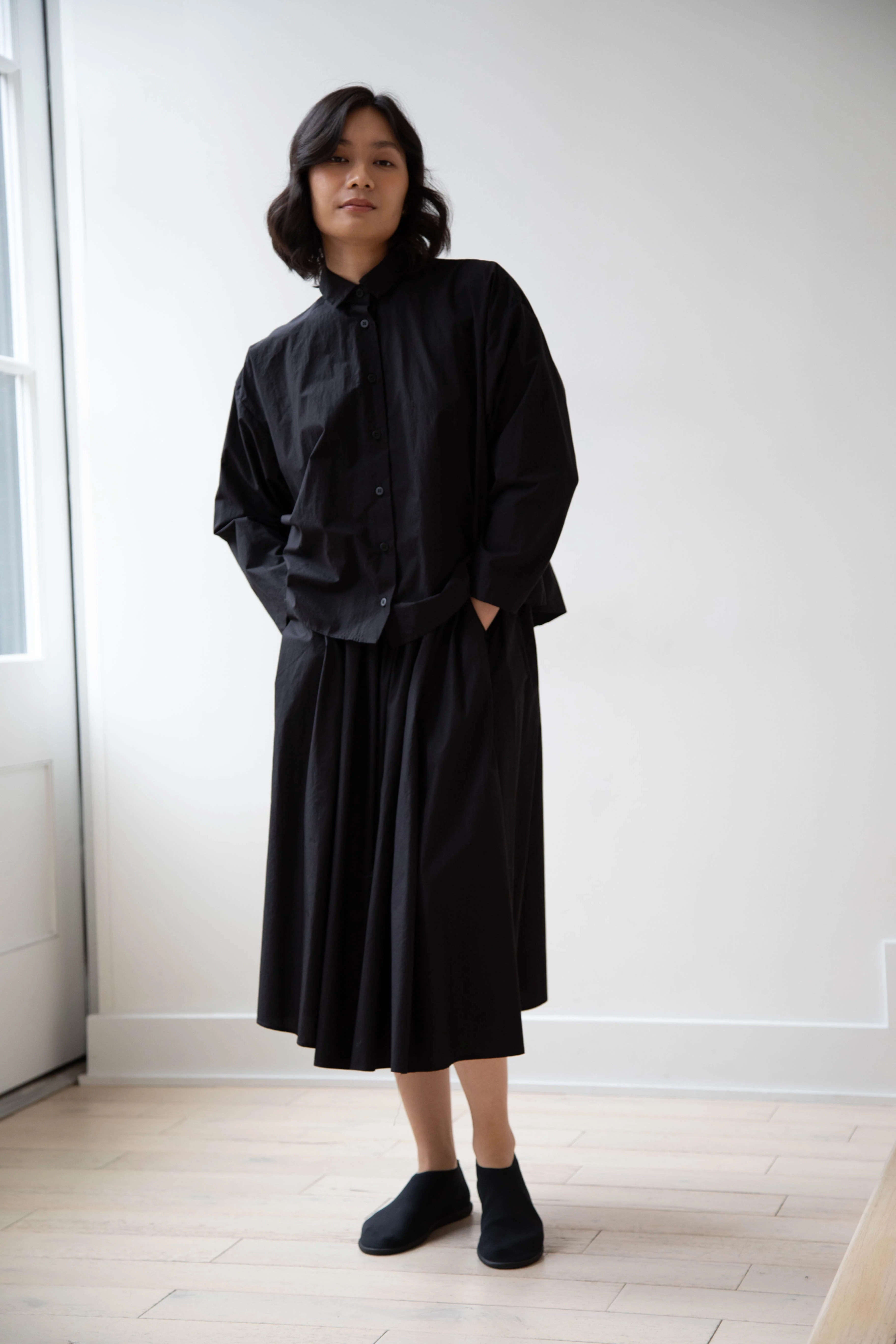 Bergfabel | Short Overshirt in Black Cotton - Image 29