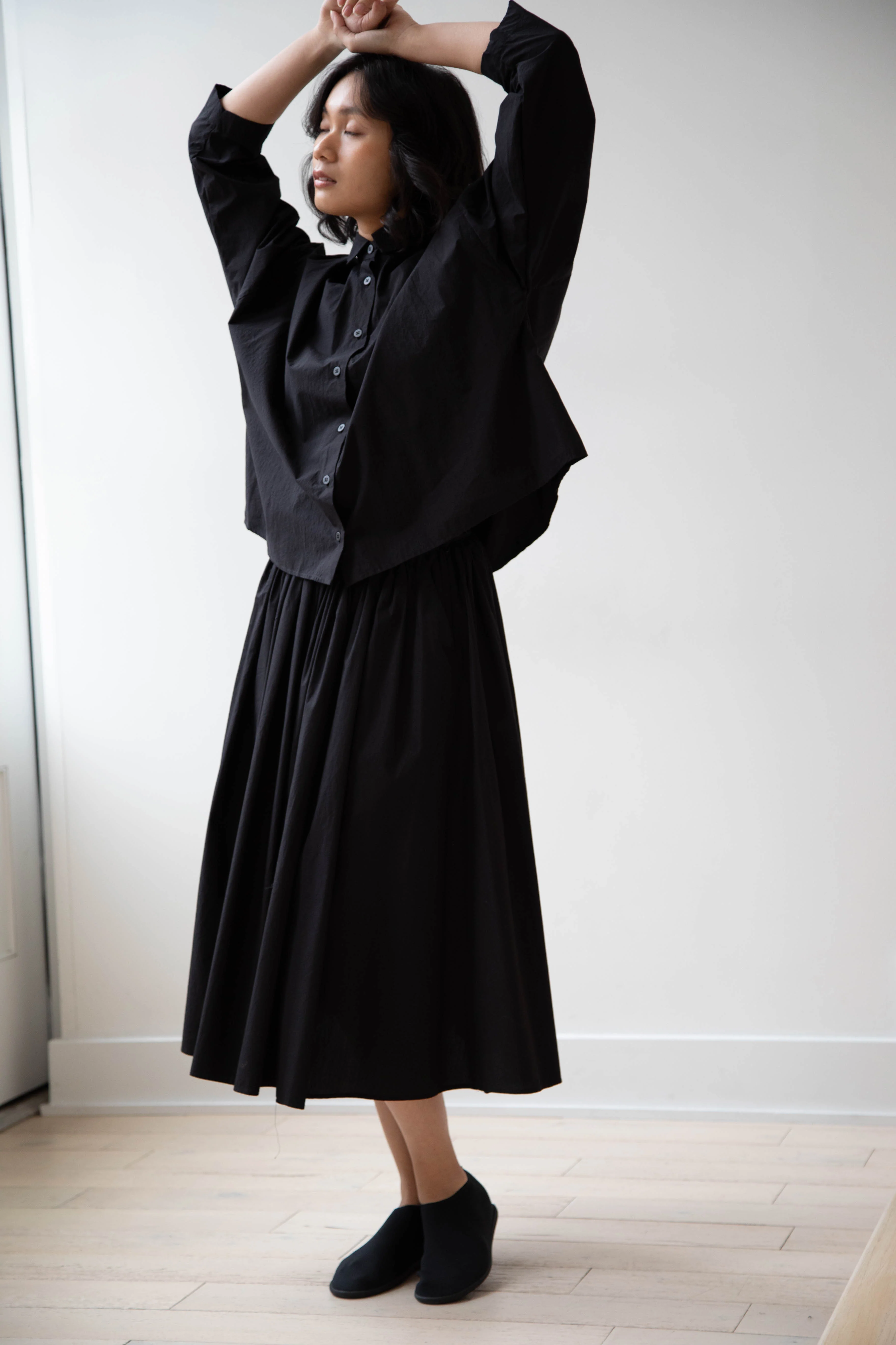 Bergfabel | Short Overshirt in Black Cotton - Image 30