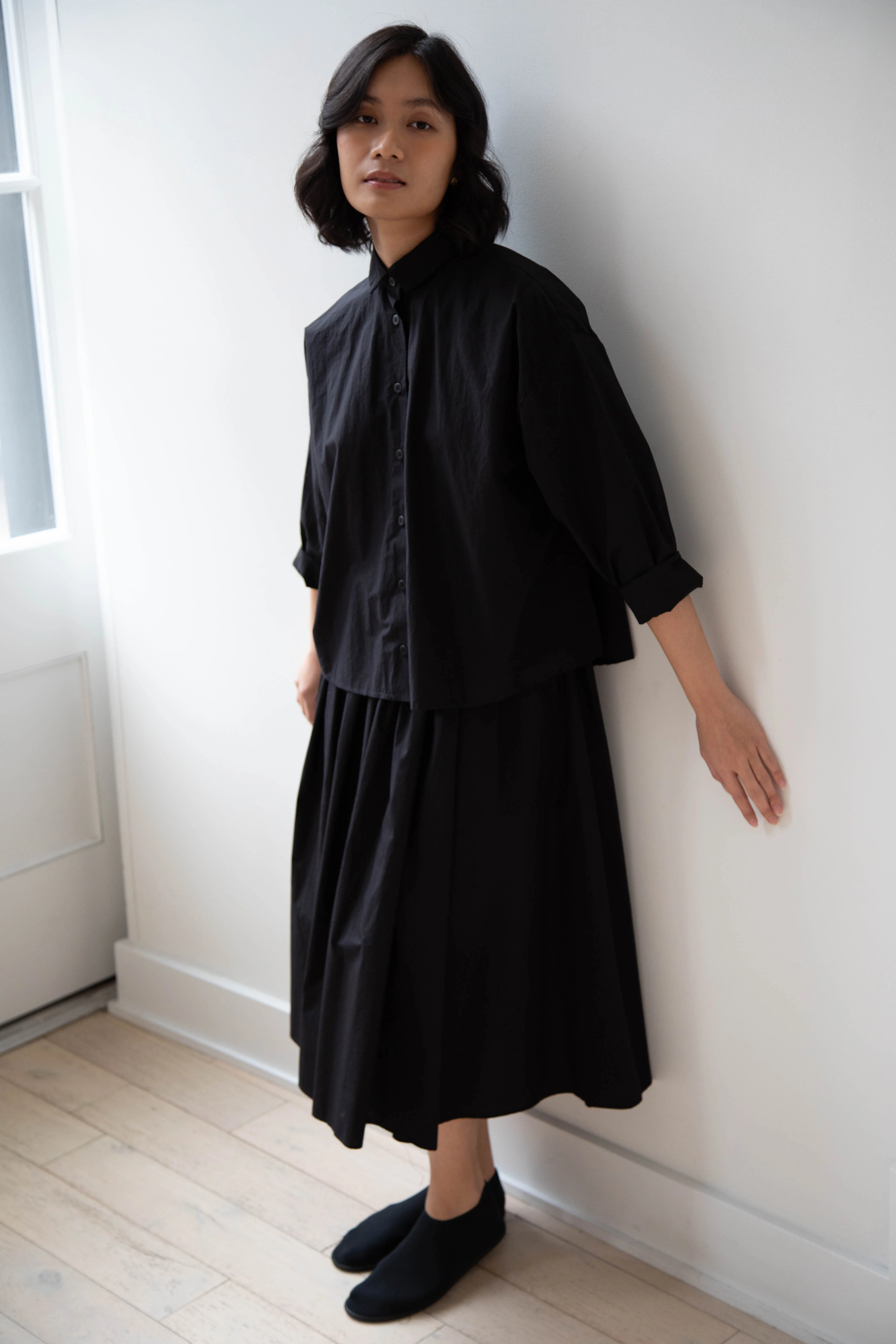 Bergfabel | Short Overshirt in Black Cotton - Image 38
