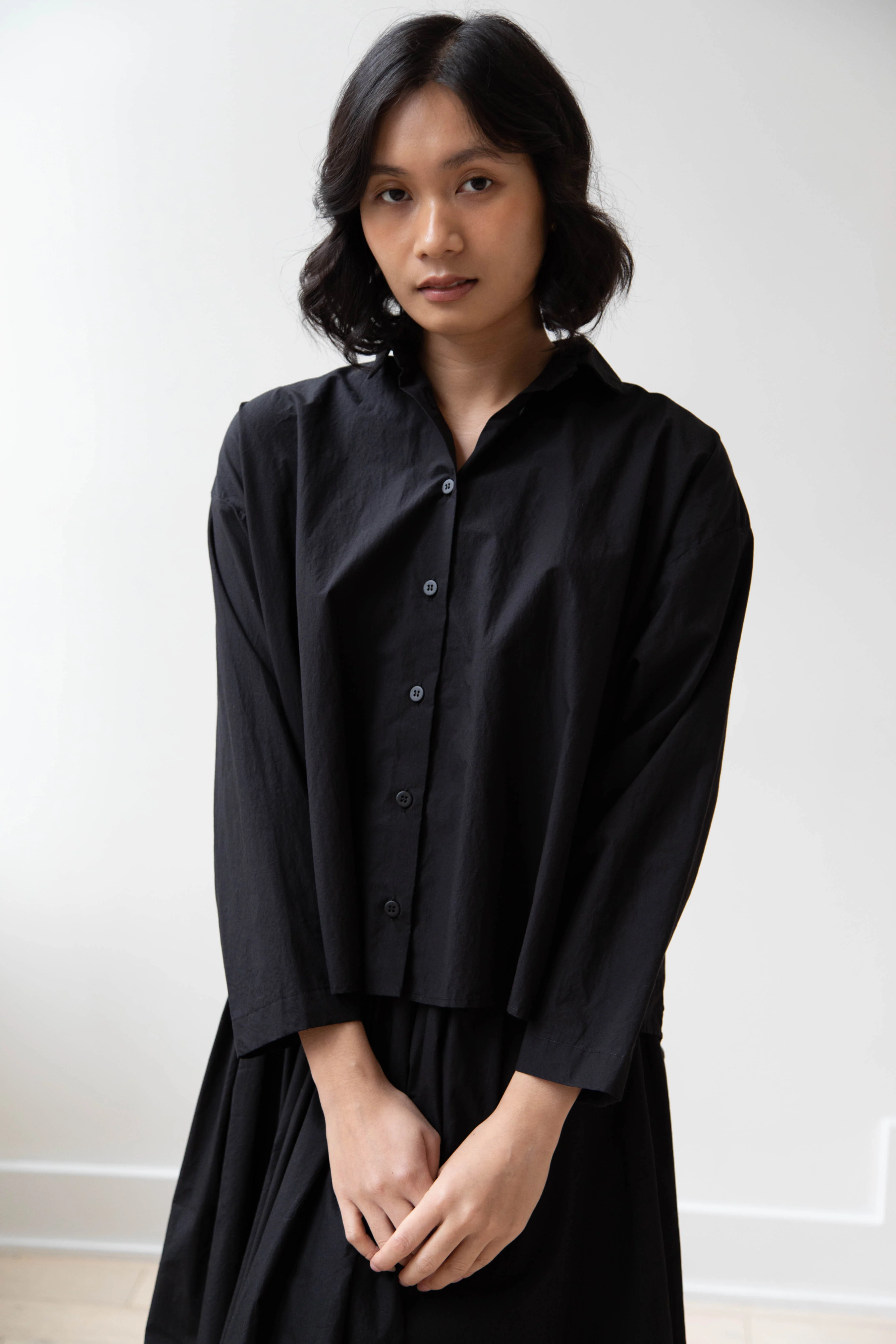 Bergfabel | Short Overshirt in Black Cotton - Image 7