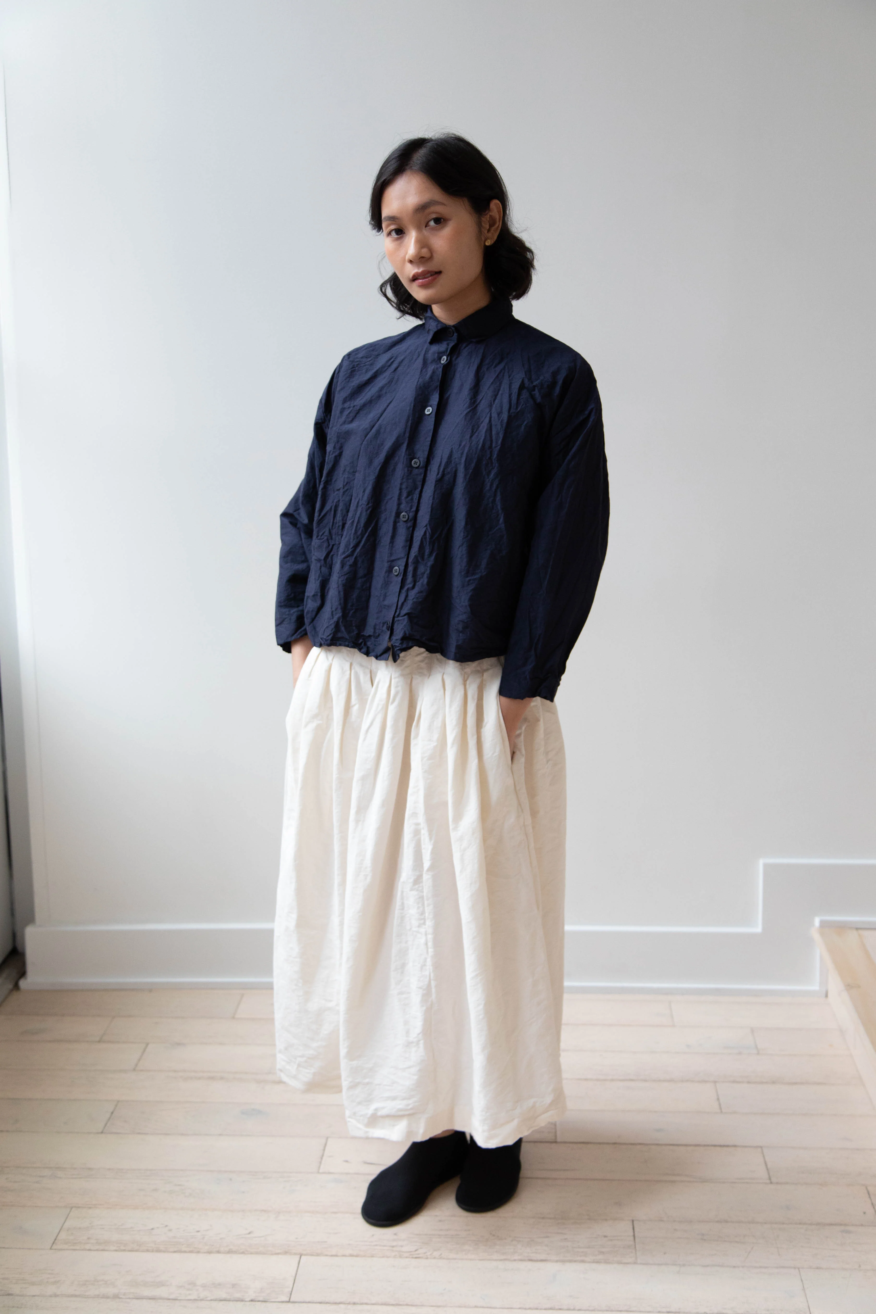 Bergfabel | Short Overshirt in Navy Cotton Linen Crinkle - Image 28