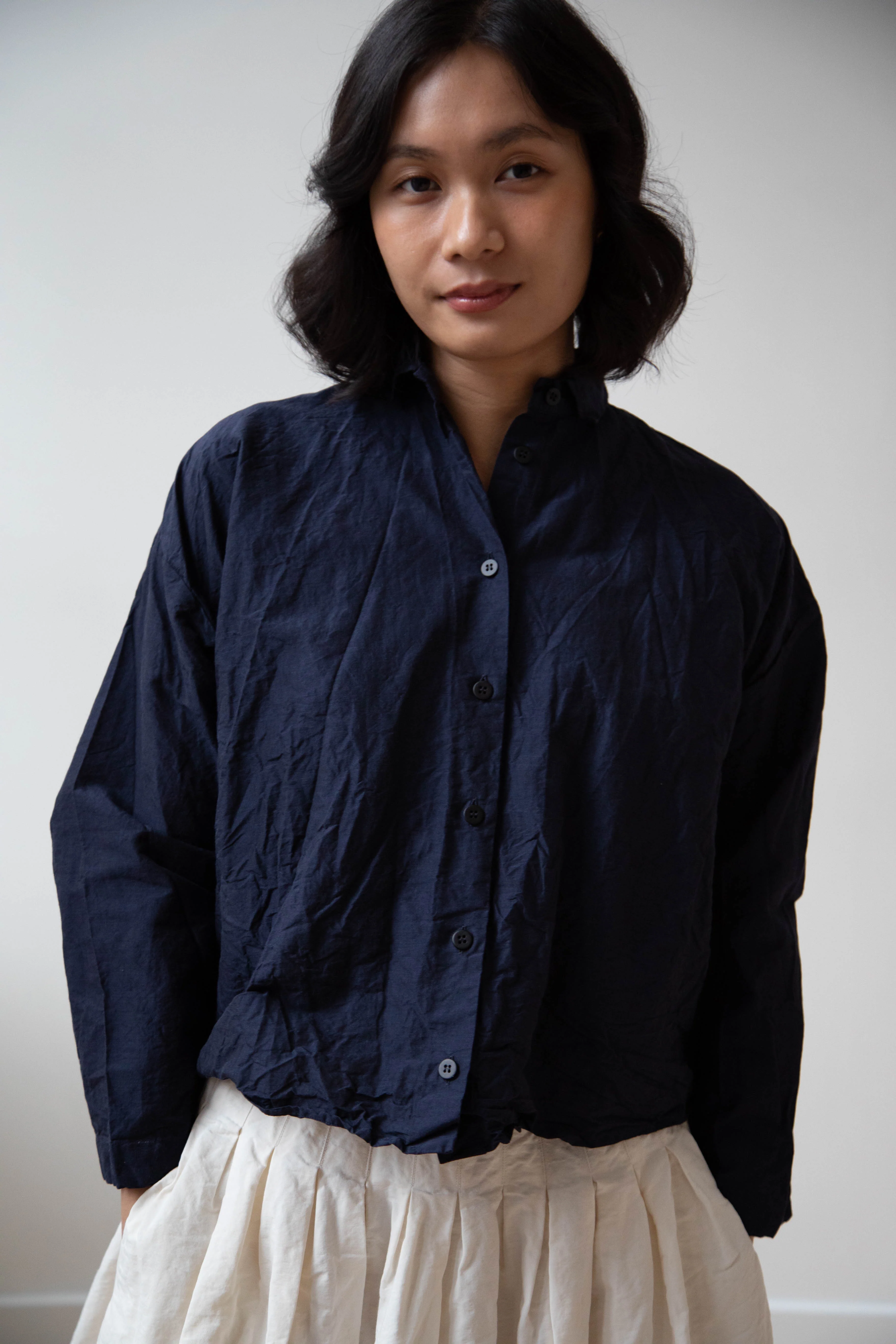 Bergfabel | Short Overshirt in Navy Cotton Linen Crinkle - Image 31