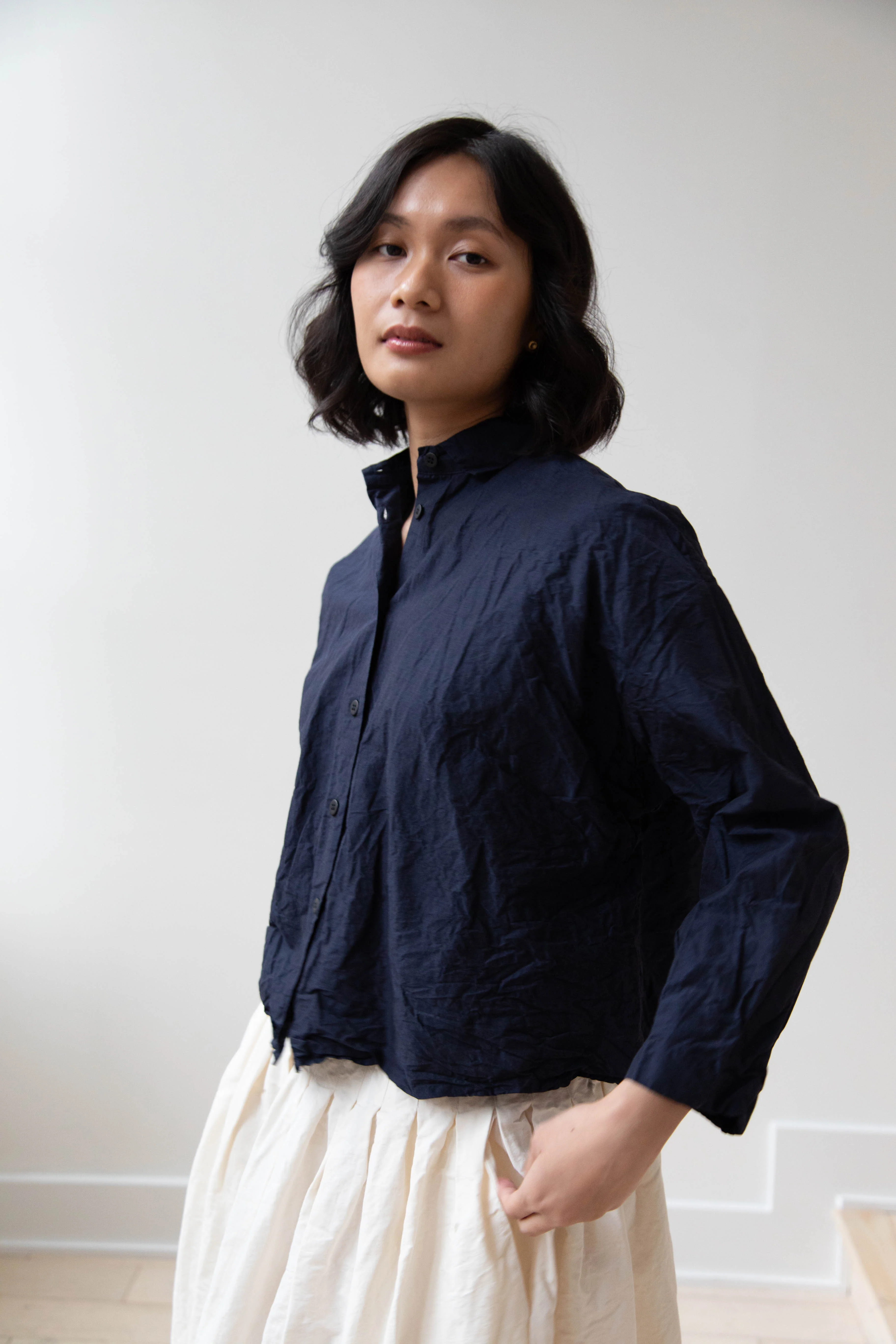 Bergfabel | Short Overshirt in Navy Cotton Linen Crinkle - Image 33