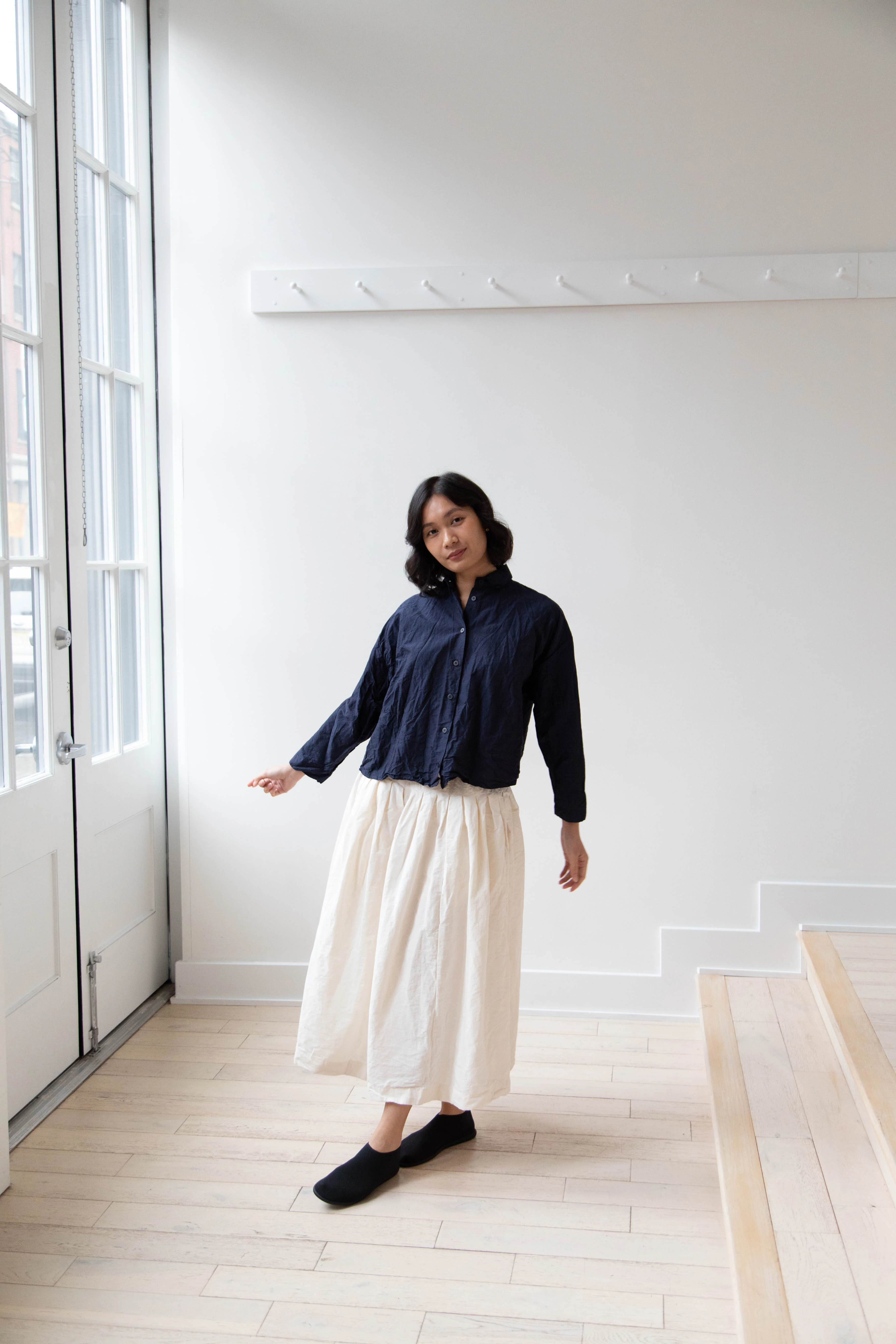 Bergfabel | Short Overshirt in Navy Cotton Linen Crinkle - Image 9