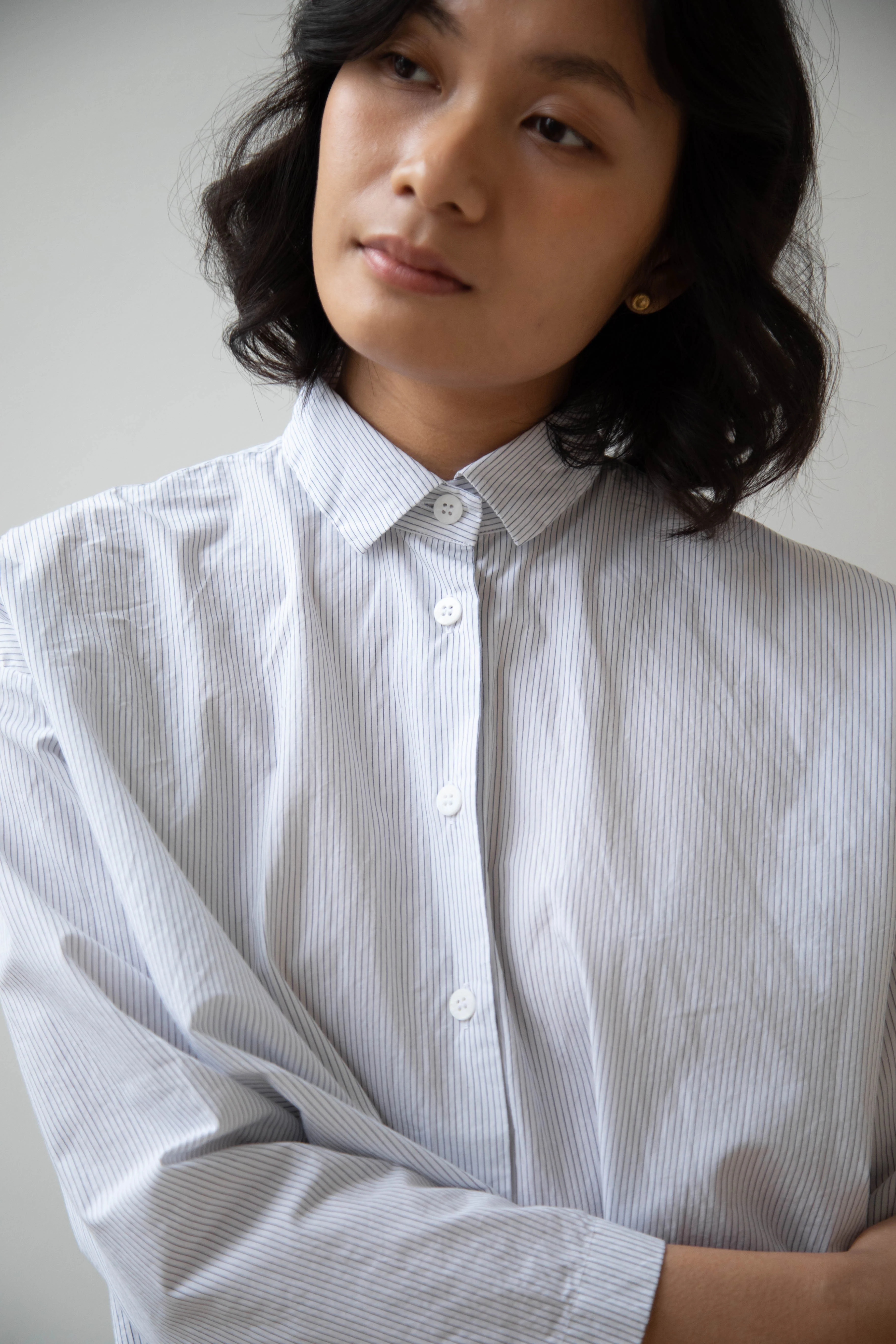 Bergfabel | Short Overshirt in White Pinstripe - Image 11