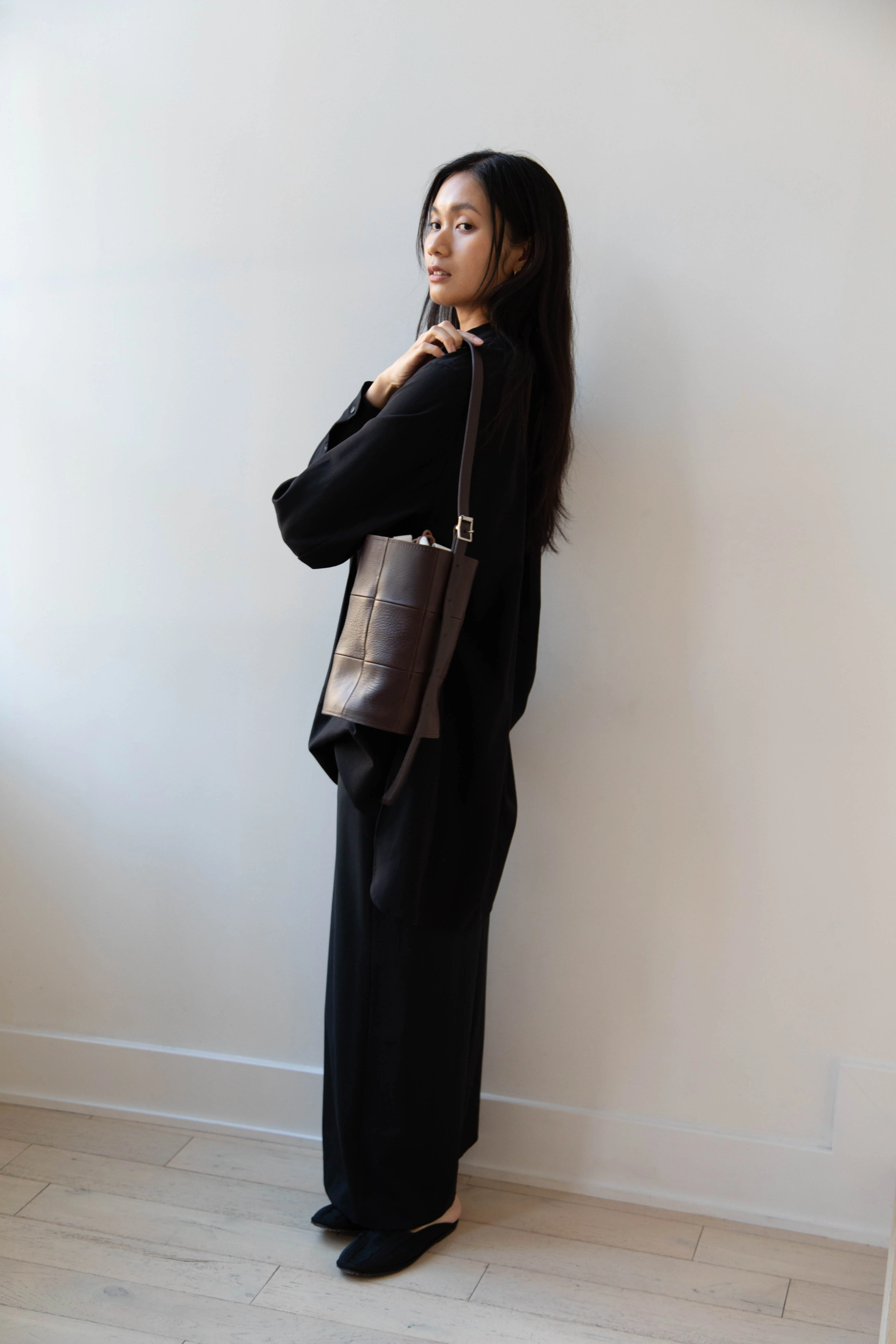 Cawley | Leather Bucket Bag in Chocolate - Image 32