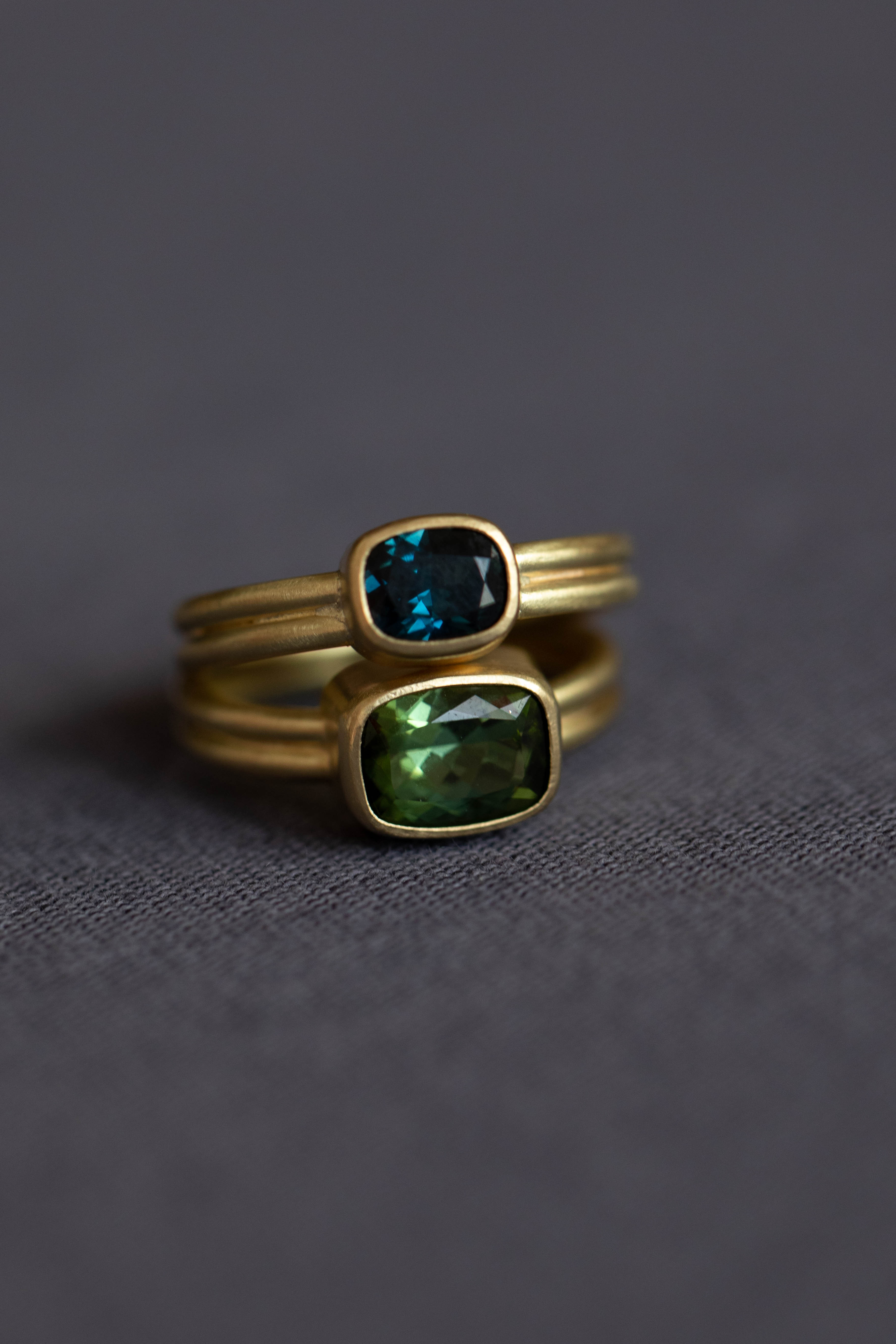 East Camp | Sapphire Double Band Ring in 18k Gold - Image 4