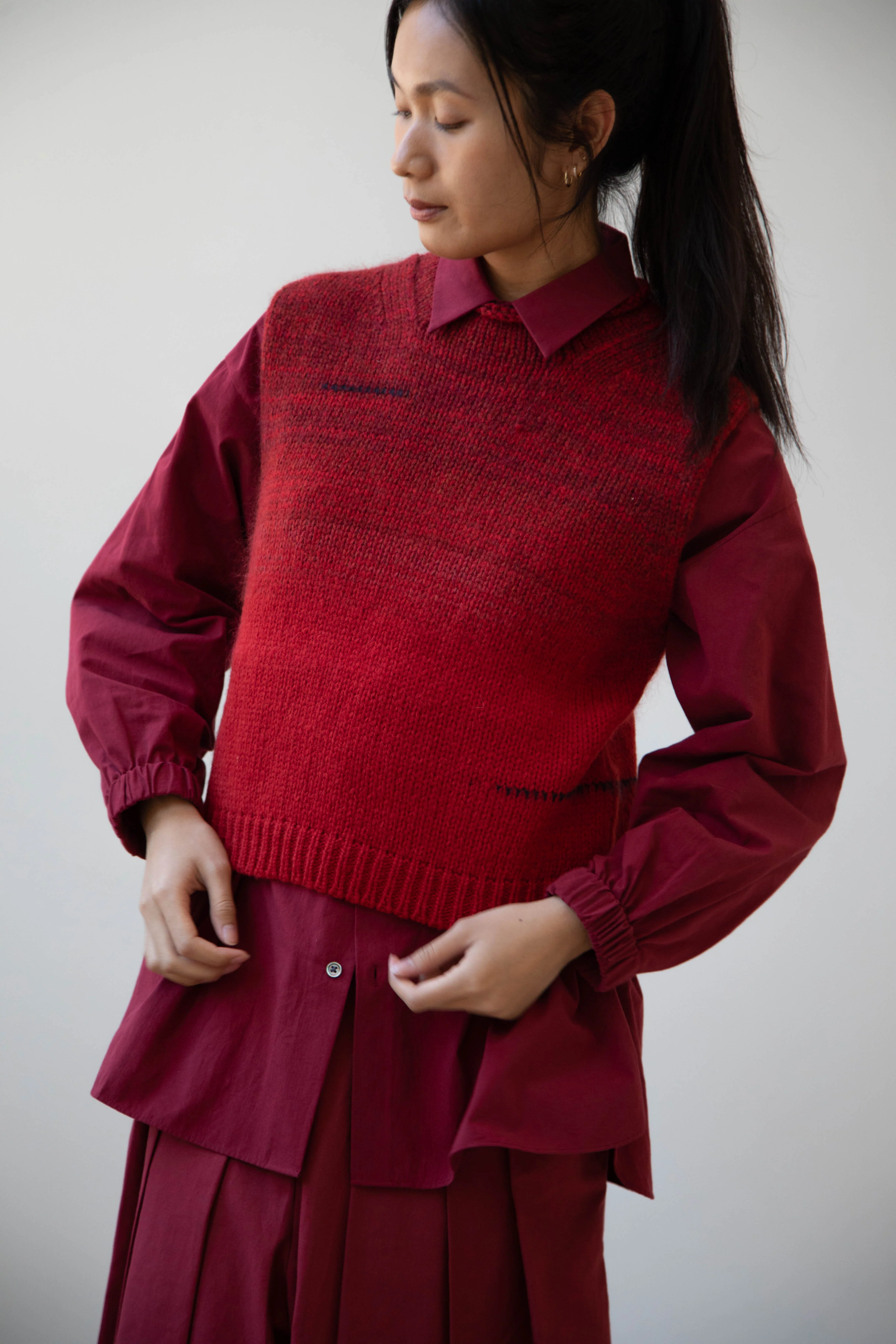 École de Curiosités | Klyde Sweater Vest in Red Melange - Image 17