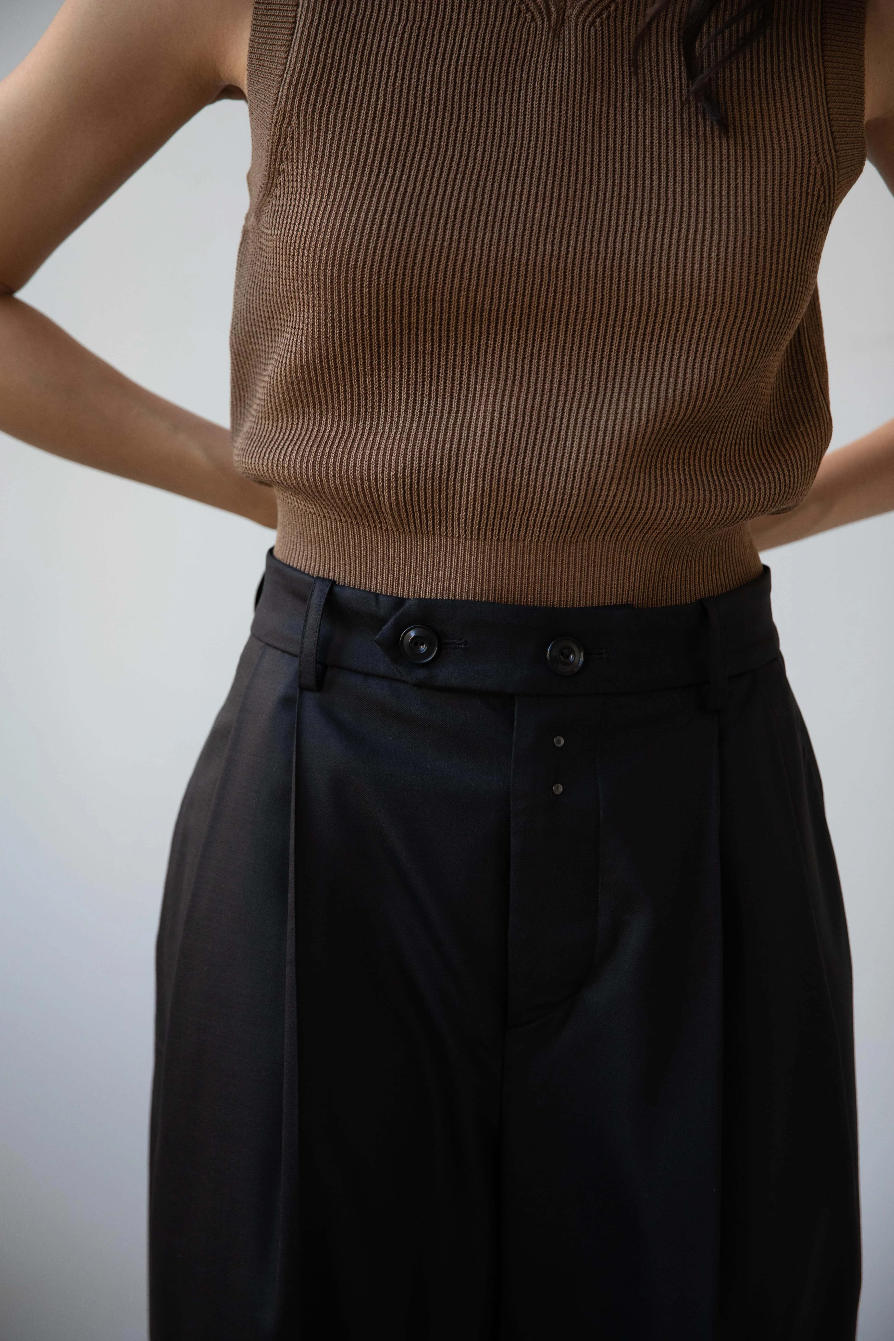 École De Curiosités | Philip-Hubert Trousers in Black - Image 25