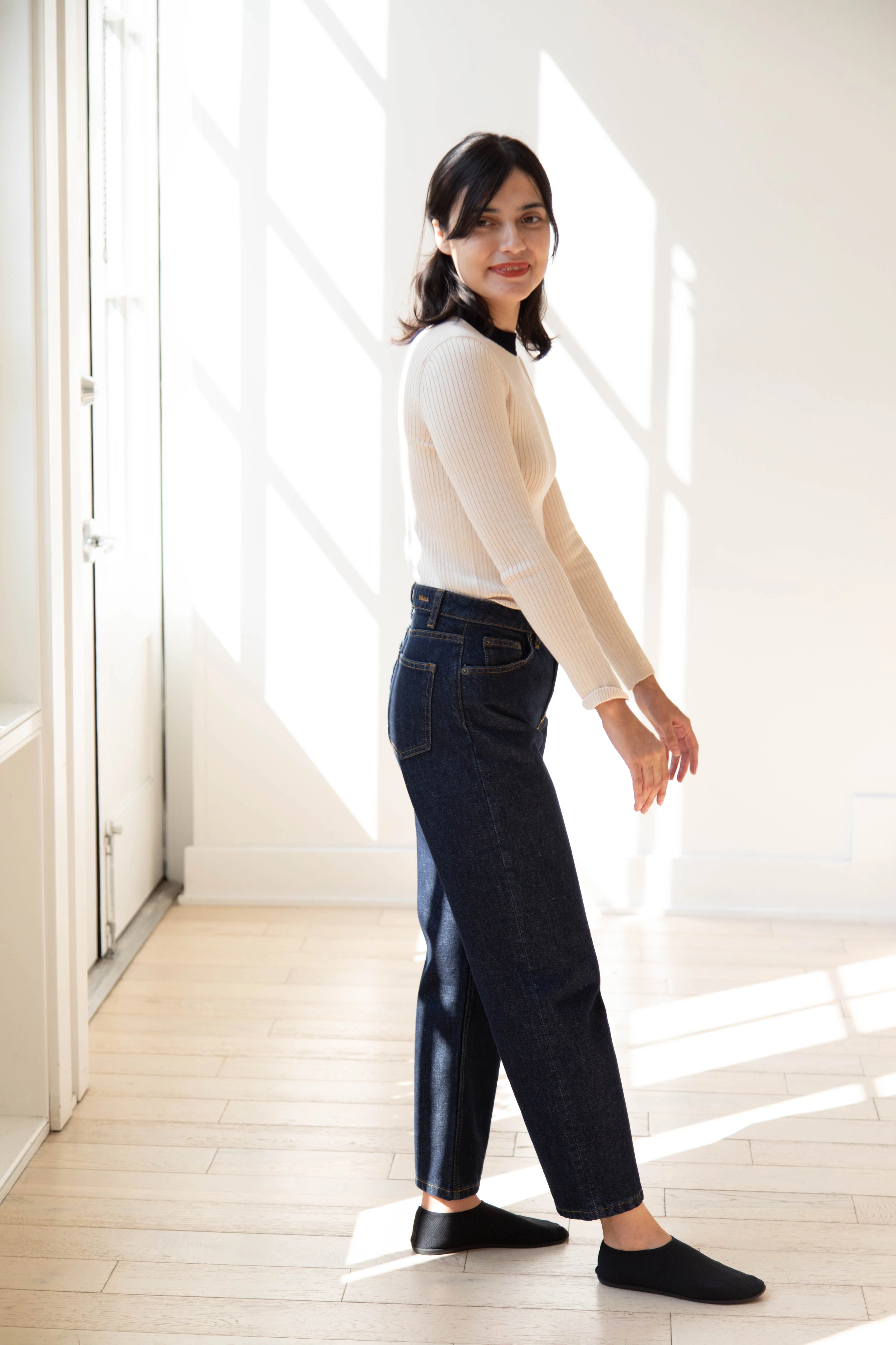 Skall | Allison Cropped Jeans in Indigo Blue Denim - Image 4