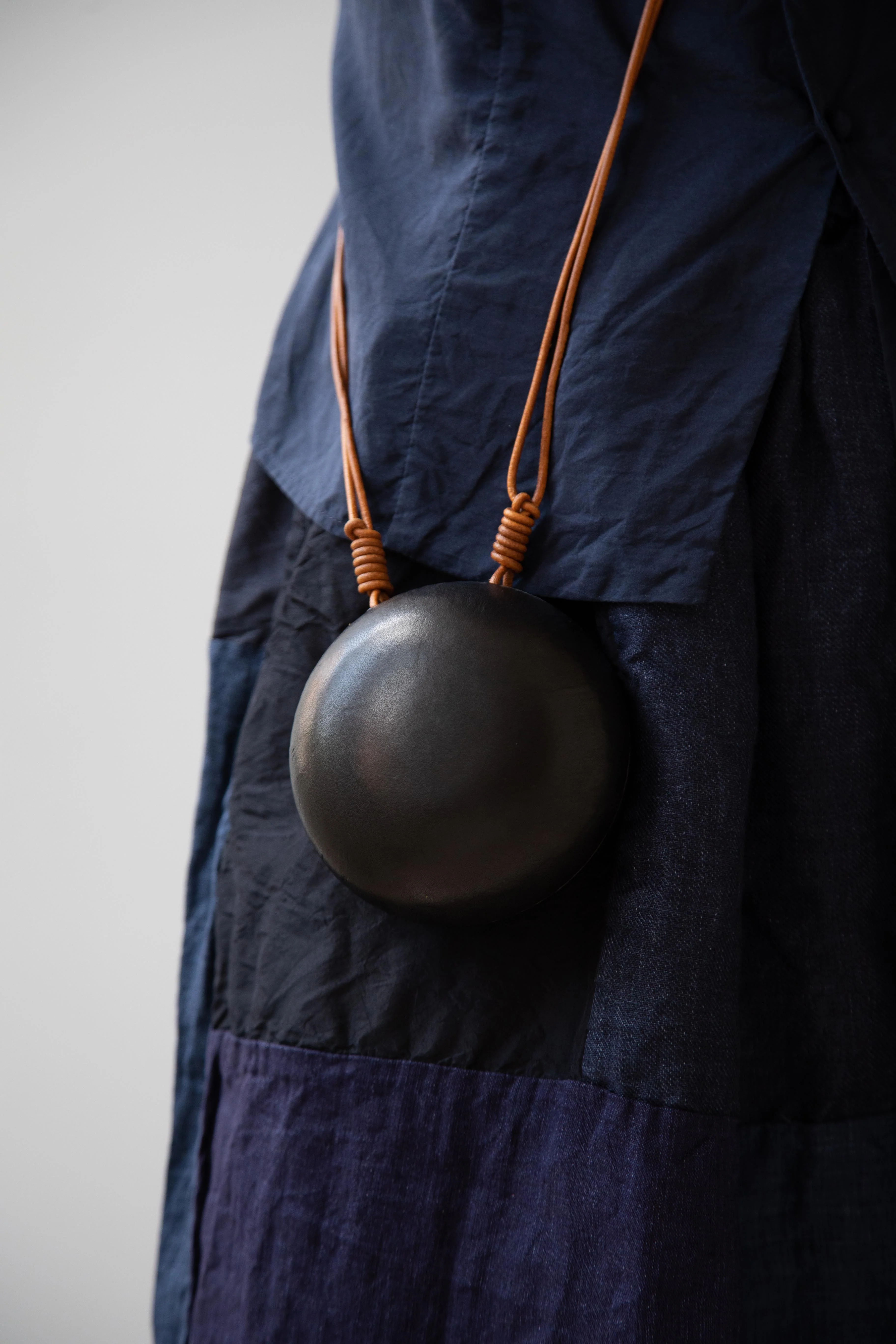 The Backward Vendor | Paddlestone Purse in Black - Image 16