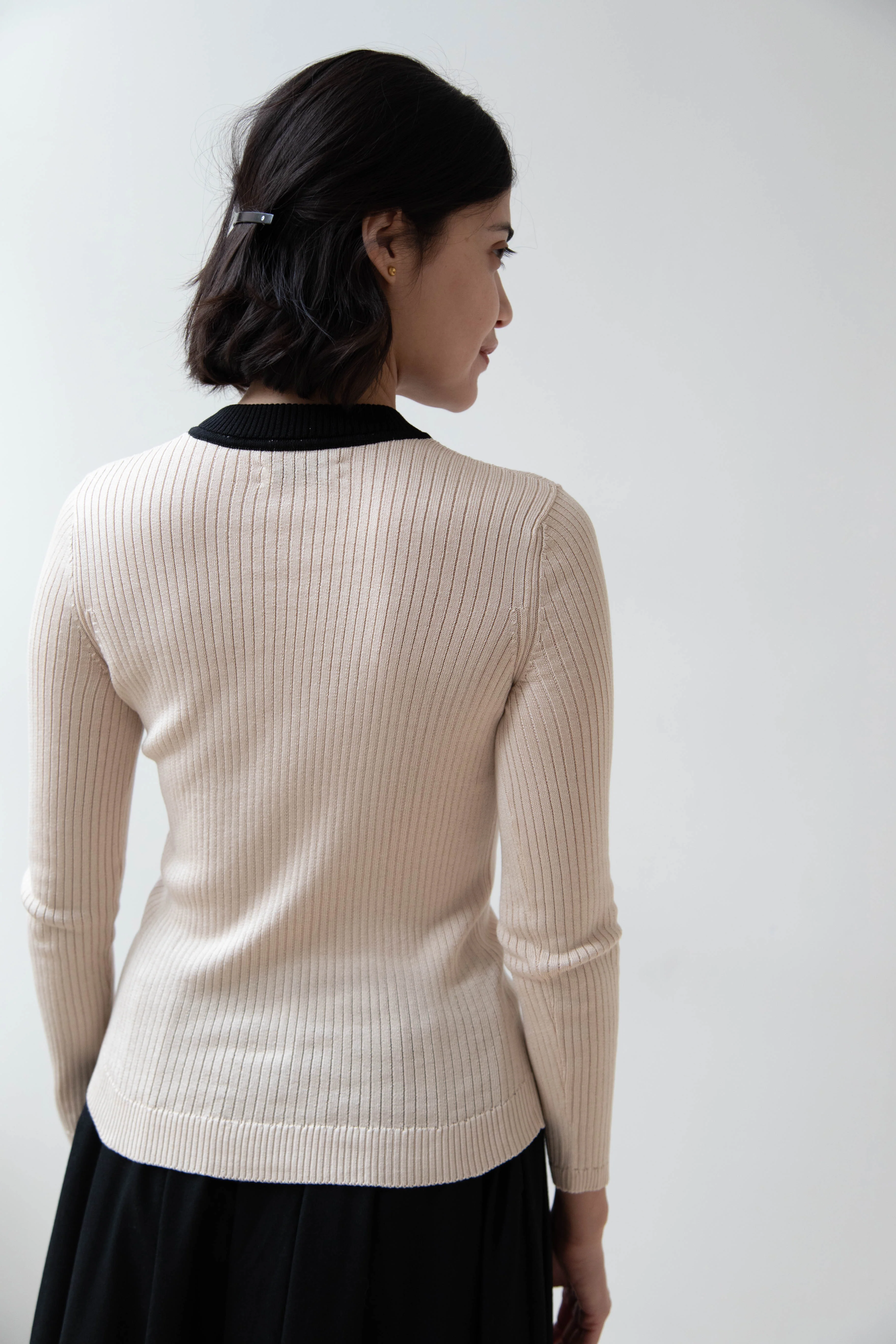Une Heures | Longsleeve Contrast Mock Neck Top in Perle et Noir - Image 9