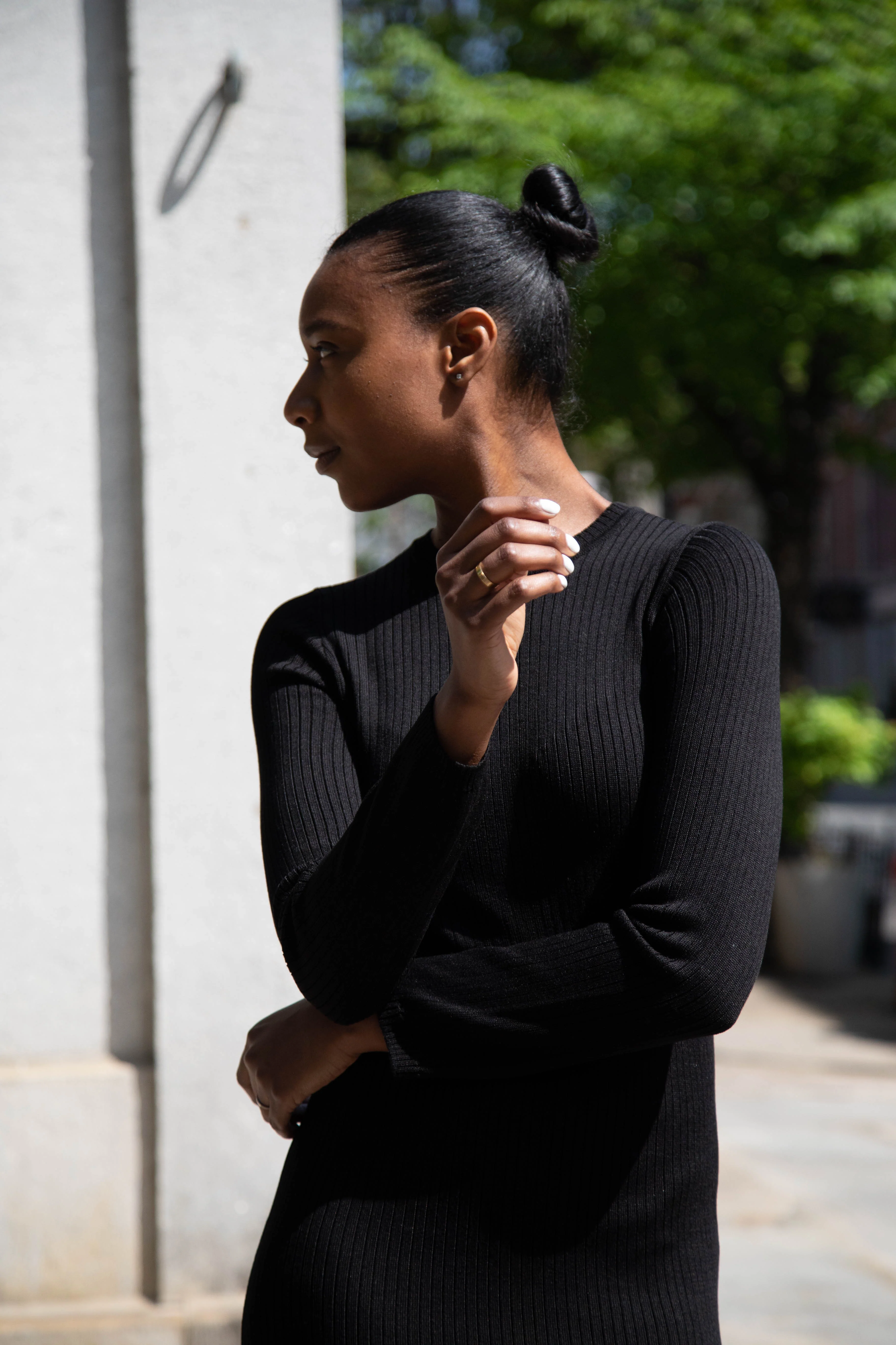 Une Heures | Long Sleeve Crew Neck Dress in Noir - Image 10