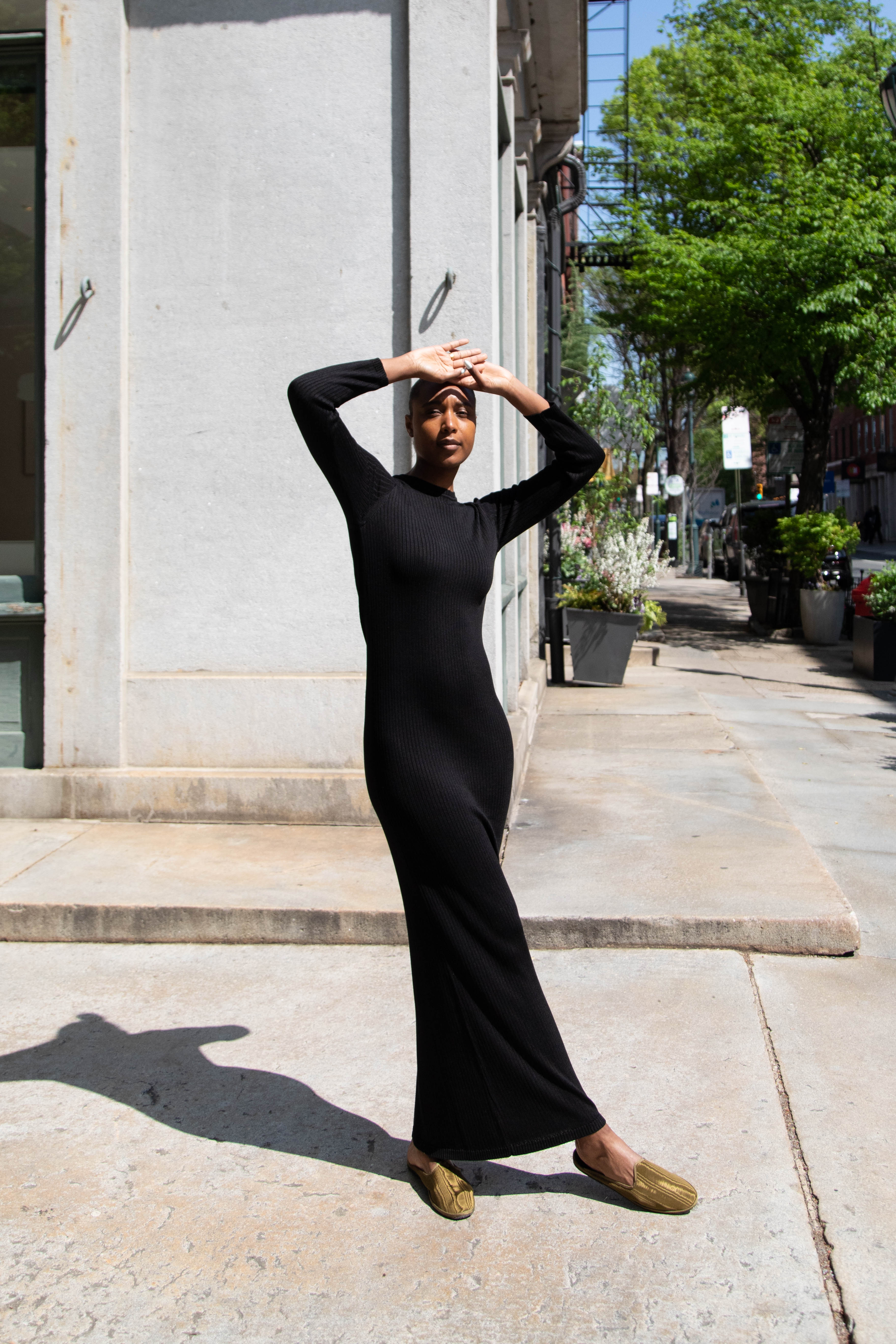Une Heures | Long Sleeve Crew Neck Dress in Noir - Image 14