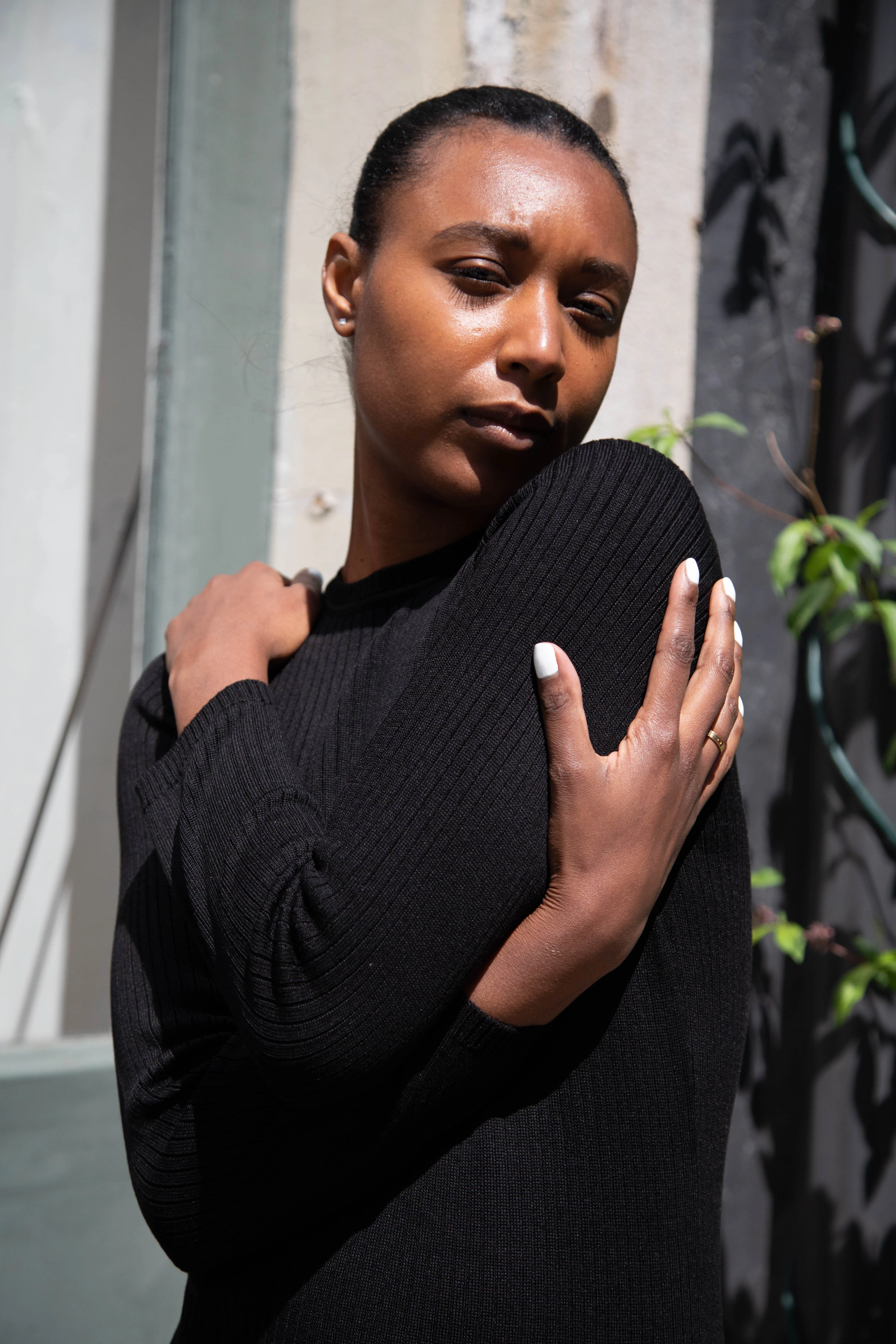 Une Heures | Long Sleeve Crew Neck Dress in Noir - Image 20