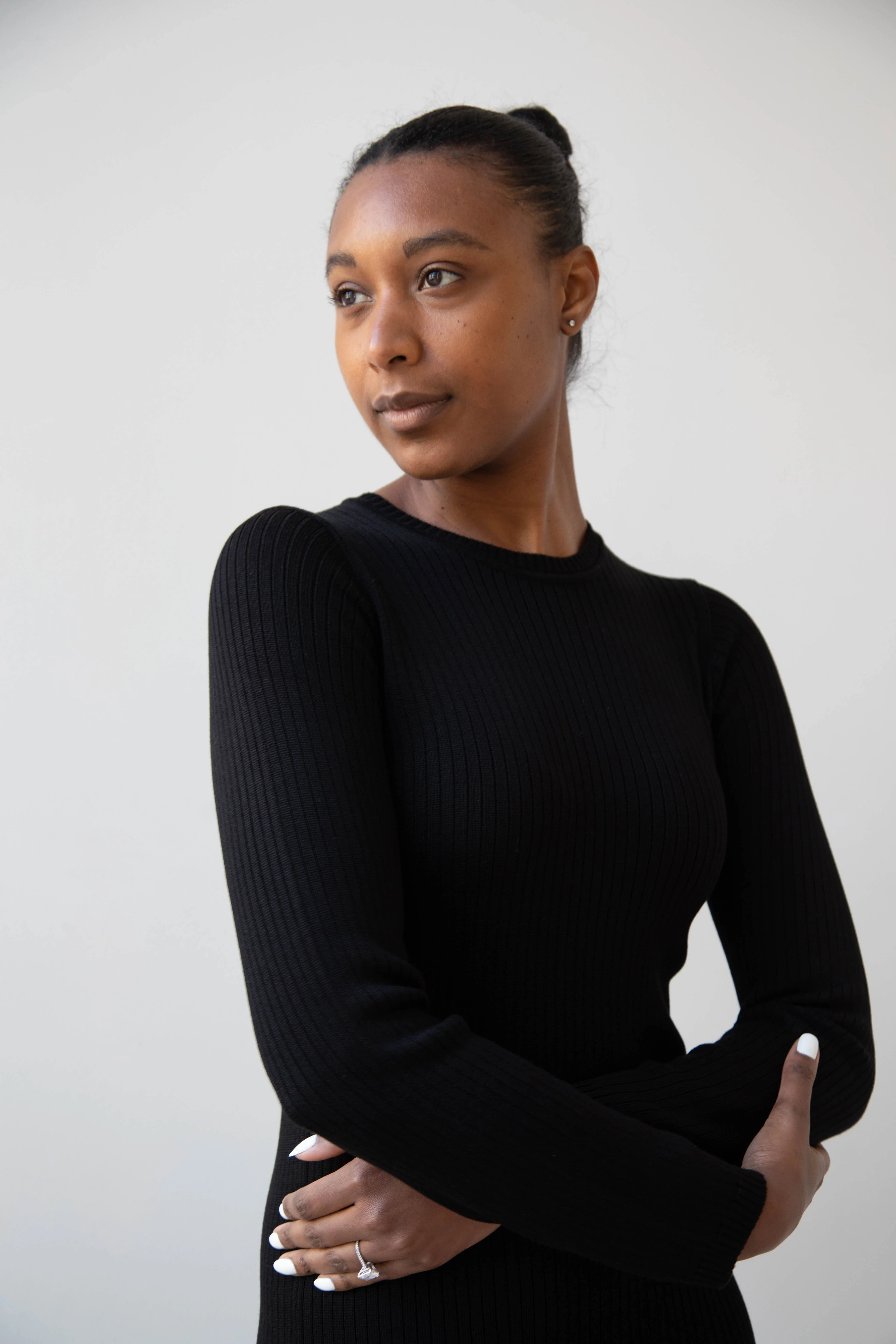 Une Heures | Long Sleeve Crew Neck Dress in Noir - Image 24