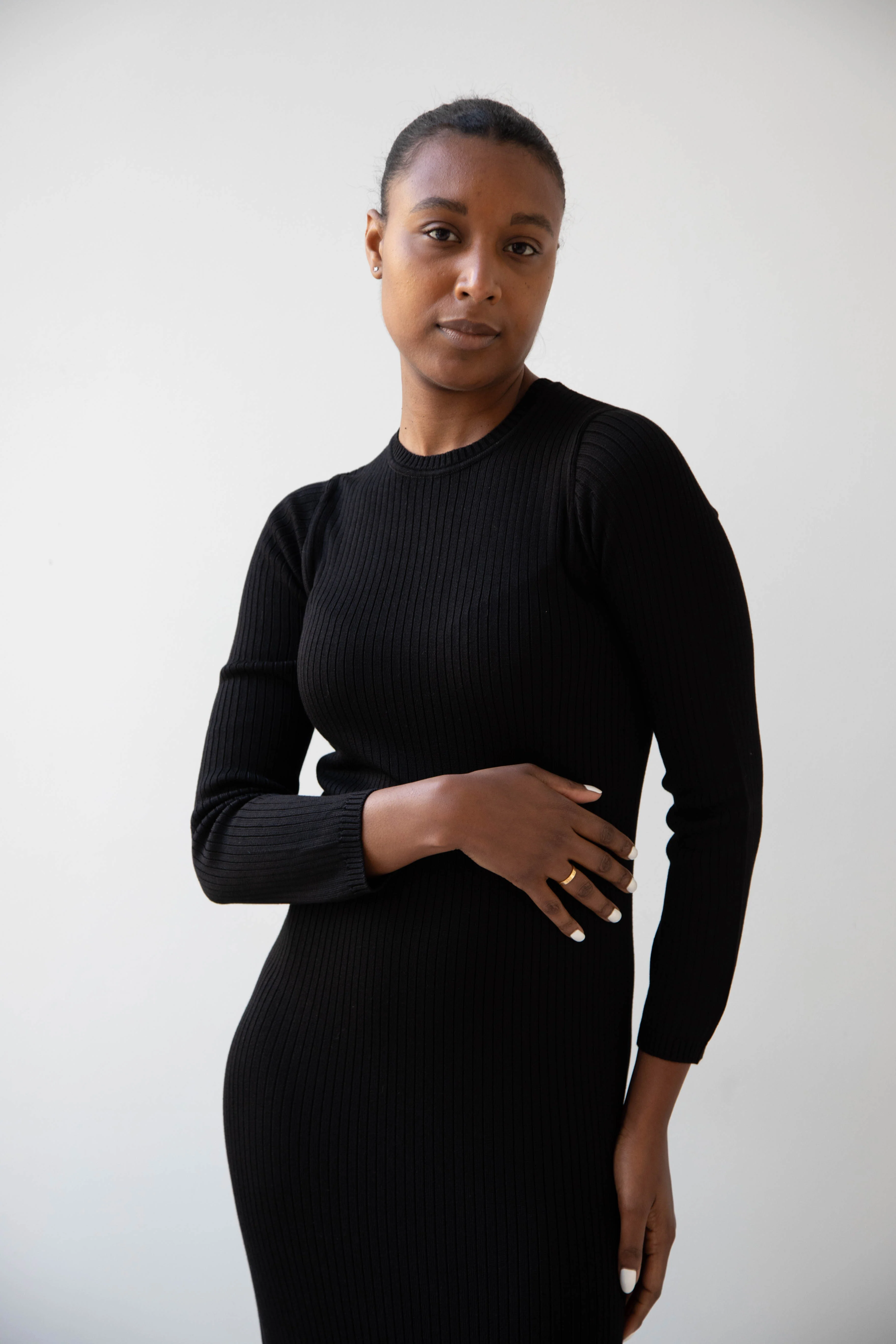 Une Heures | Long Sleeve Crew Neck Dress in Noir - Image 34