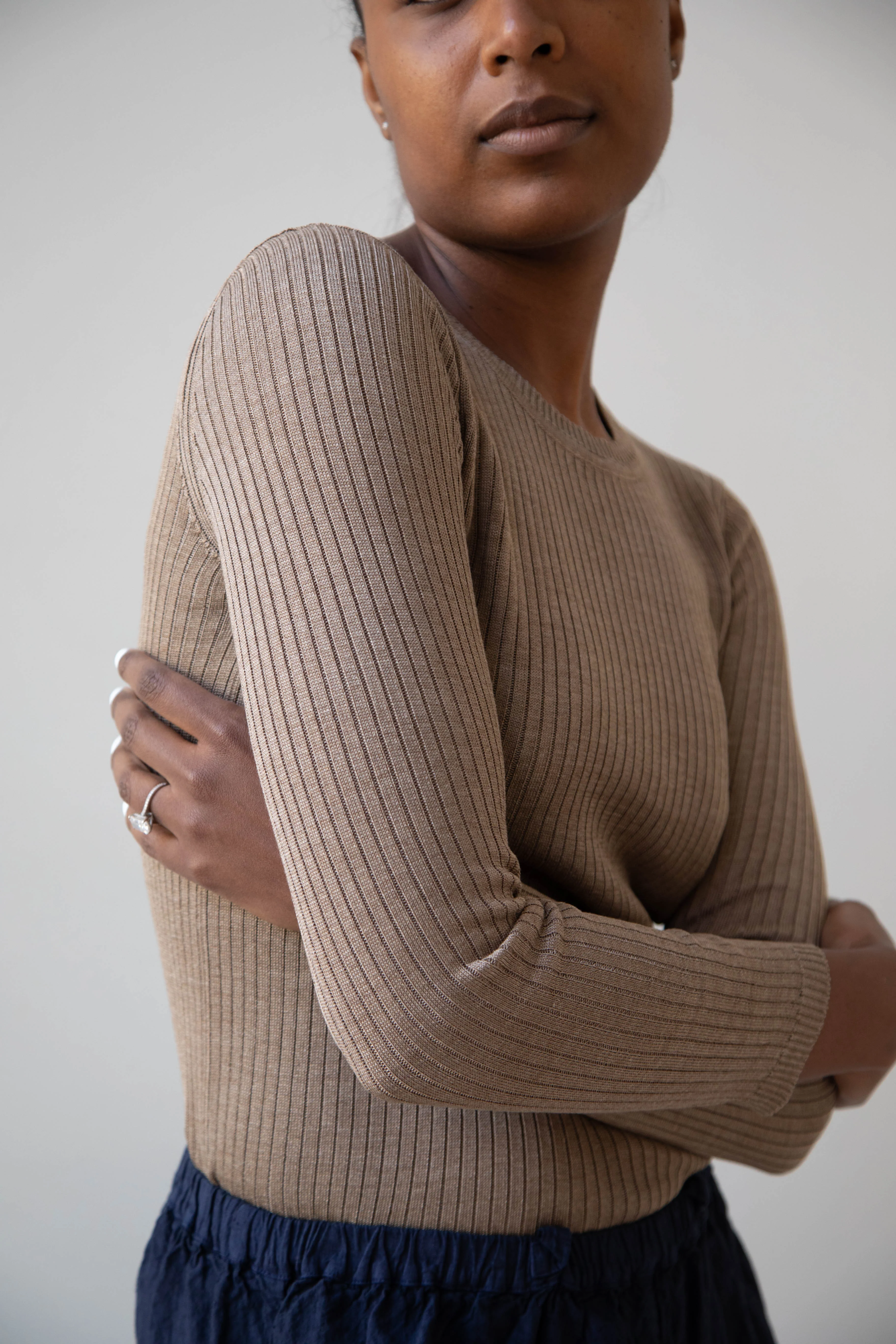 Une Heures | Long Sleeve Crew Neck in Gris - Image 15