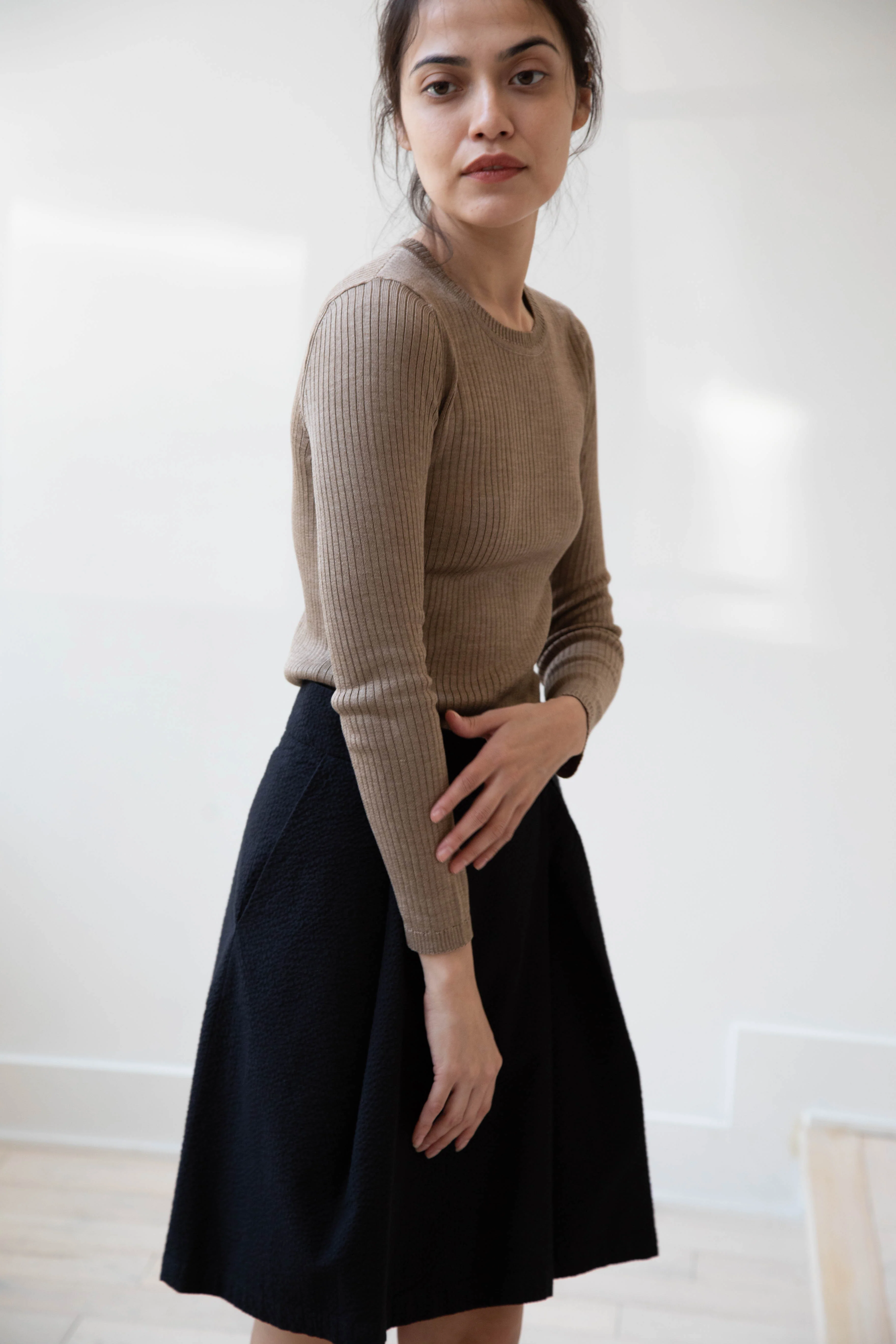 Une Heures | Long Sleeve Crew Neck in Gris - Image 46