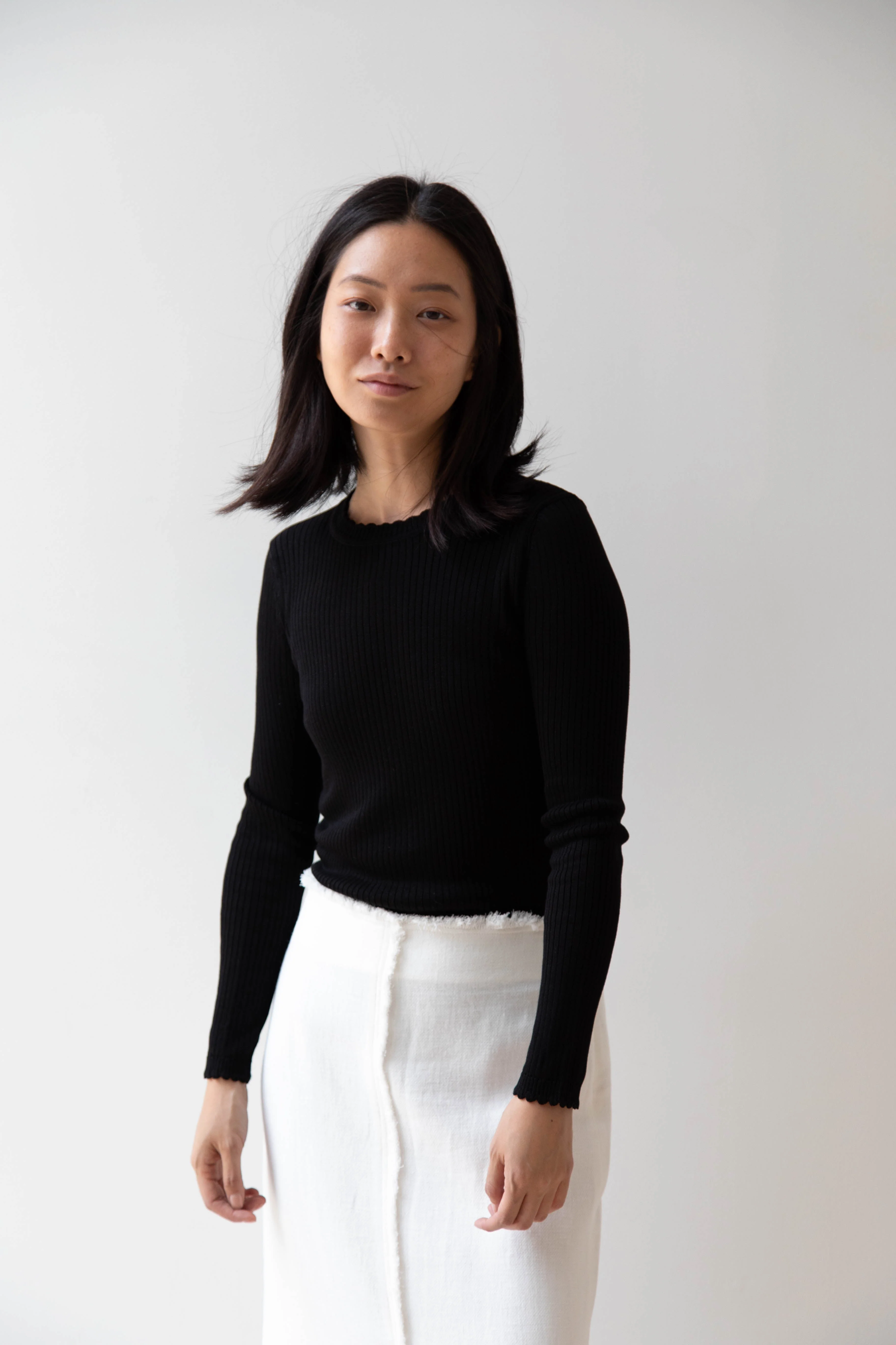 Une Heures | Long Sleeve Scallop Top in Noir - Image 10