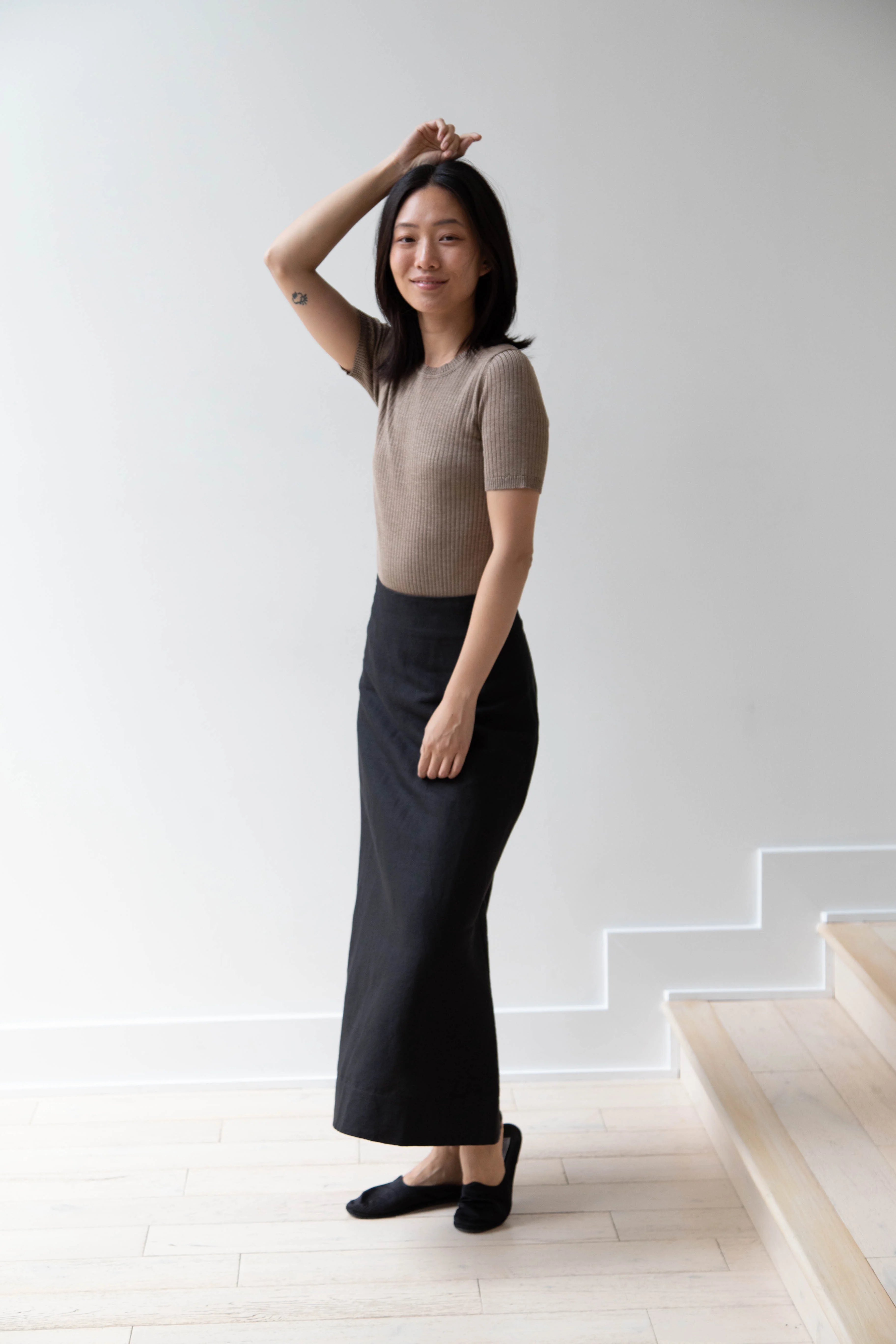 Une Heures | Short Sleeve Crew Neck in Gris - Image 15