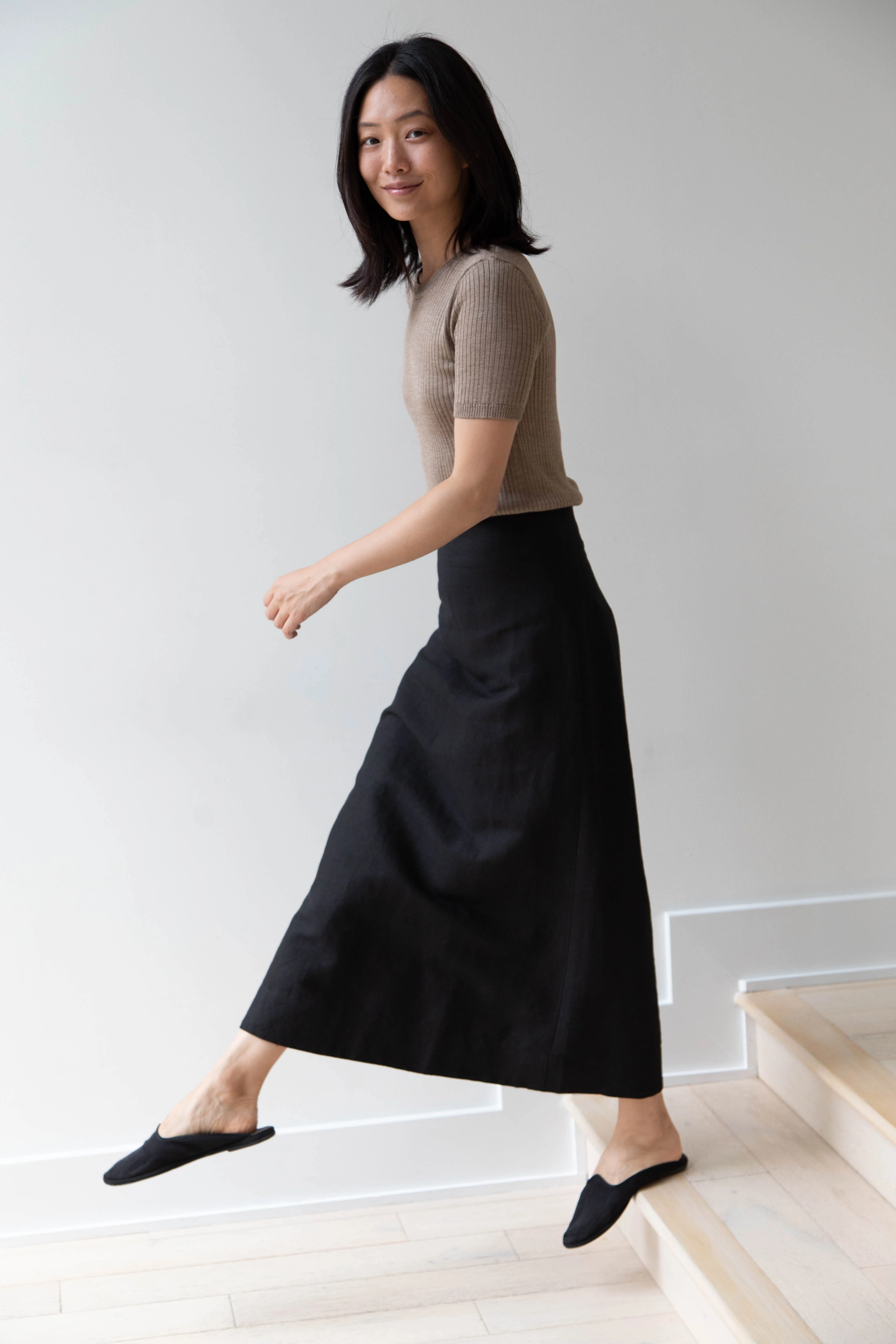 Une Heures | Short Sleeve Crew Neck in Gris - Image 3